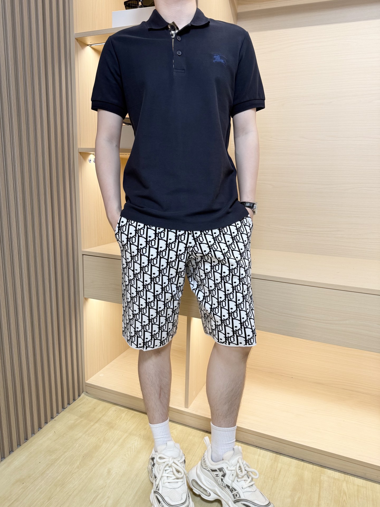 NO:423863,Burberry-2025 latest hot Polo, hot-selling items in Europe and the United States!  Selected Italian imported fine cotton fabrics with simple and elegant designs, the Pegasus logo on the chest highlights the charm, and the upper body effect can be seen. S-XXL (model 80/140 wears M, with Hong Kong Lane Crawford gift box packaging), burberry, alexander wang19860909巴宝莉-2025最新爆款Polo出货 欧美热销单品！精选意大利进口精棉面料搭配简约大方的设计,胸前的飞马标志彰显韵味 上身效果看得见.码数S-XXL（模特80/140穿M,配香港连卡佛礼盒包装）,,burberry,alexander wang,Men's clothing