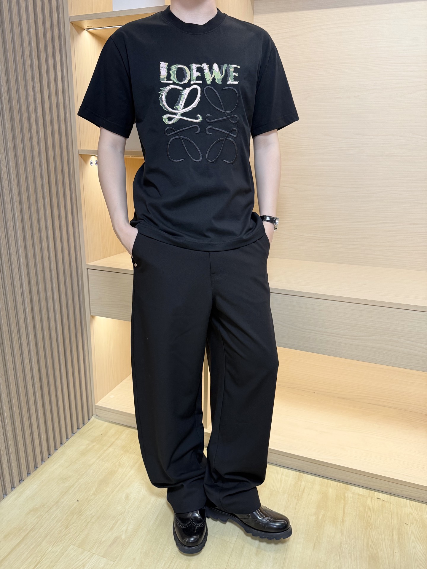 NO:423866,Luo Yiwei-2025 latest round neck T-shirt shipment, hot-selling items in Europe and the United States!  Selected high-density precision cotton fabric imported from Italy, the brand logo on the chest is matched with the latest design, showing fashion, the base and outerwear are quite good looking. The code number XS-XL (model 180/140 wear S, with Hong Kong Lane Crawford gift box packaging), loewe,tees, t-shirt, alexander wang19860909罗意威-2025最新圆领T恤出货 欧美热销单品！精选意大利进口高密精棉面料,胸口的品牌标志搭配最新的设计,彰显时尚 打底和外穿都相当好看.码数XS-XL（模特180/140穿S,配香港连卡佛礼盒包装）,,loewe,tees，t-shirt,alexander wang,Men's clothing