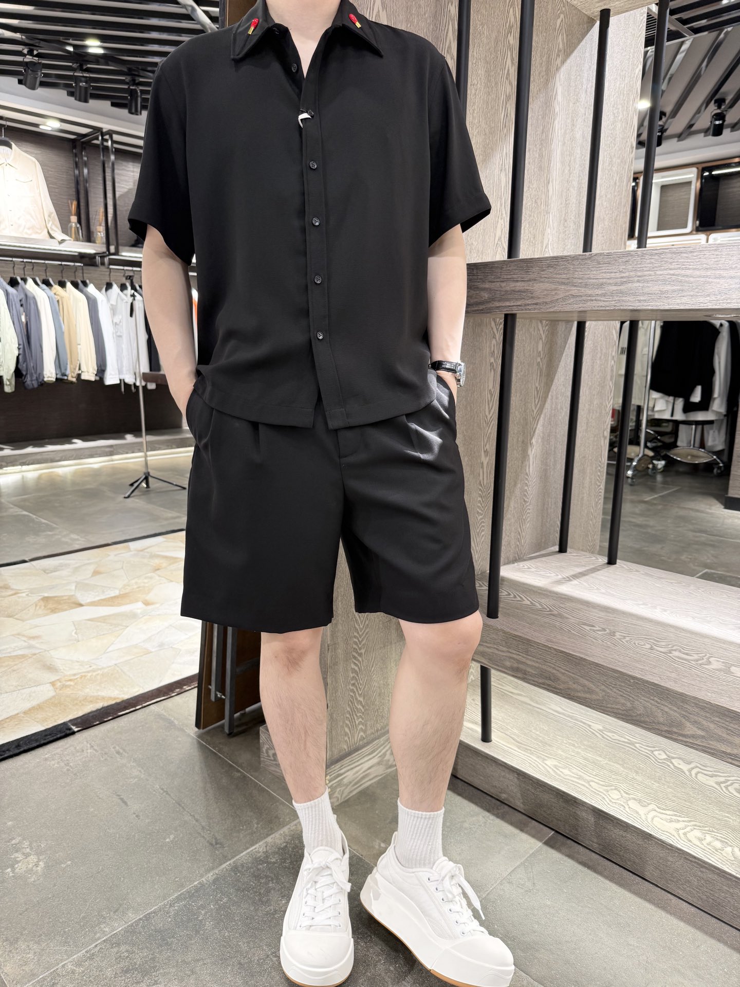 NO:423875,BV-2025 summer first choice Fashionable acetate short-sleeved shirt set, 65 acetate fiber + 35 polyester, the fabric is comfortable and breathable, with excellent drape, classic lapel, simple and not simple. Easy to grasp the casual and fashionable feeling, and it is suitable for daily commuting and leisure outing, making the outfit more textured S-2XL (model 180/140 wears S, with Hong Kong Lane Crawford gift box packaging), bottega veneta,shirts,T-shirt,alexander wang19860909BV-2025夏日首选 时尚醋酸短袖衬衫套装,65醋酸纤维+35涤纶,面料舒适又透气,垂感极佳,经典翻领,简约不简单.轻松拿捏随性时髦感,日常通勤、休闲出街都适配,让穿搭更具质感码数S-2XL（模特180/140穿S,配香港连卡佛礼盒包装）,,bottega veneta,shirts,T-shirt,alexander wang,Men's clothing