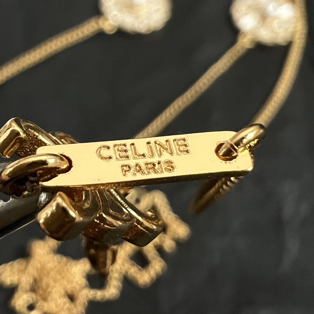 】Celine 赛琳 项链 一直是简约时尚界的标杆大胆的设计 百看不厌▪️搭配起来更Fashion ✨