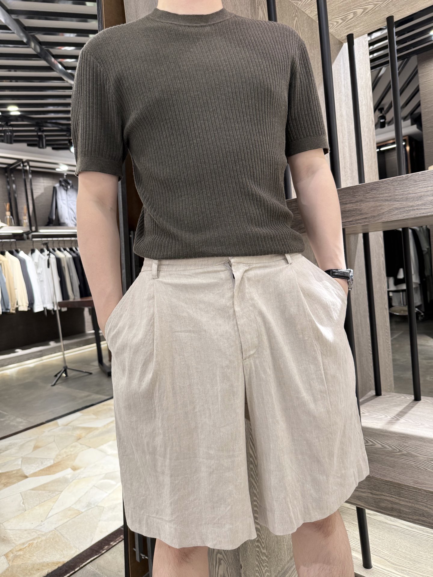 NO:423898,LP-2025 summer new linen shorts, refreshing and luster colors show high-end texture. The loose style is matched with exquisite details, and every part reveals ingenuity from zippers to pockets. The fabric consists of 55 linen, 42 viscose fiber, and 3 spandex, breathable and comfortable. Whether you are walking on the street or having a casual party, you can easily control it, creating a casual and fashionable summer look for you. S-2XL (model 180/140 wears M, with Hong Kong Lane Crawford gift box packaging), loro piano, shorts, alexander wang19860909LP-2025夏季新款亚麻短裤,清爽麻色尽显高级质感.宽松版型搭配精致细节,从拉链到口袋,每一处都透露着匠心.面料由55亚麻、42粘纤、3氨纶组成,透气又舒适,无论是漫步街头还是休闲聚会,都能轻松驾驭,为你打造随性又时髦的夏日造型.码数S-2XL（模特180/140穿M,配香港连卡佛礼盒包装),,loro piana,shorts,alexander wang,Men's clothing