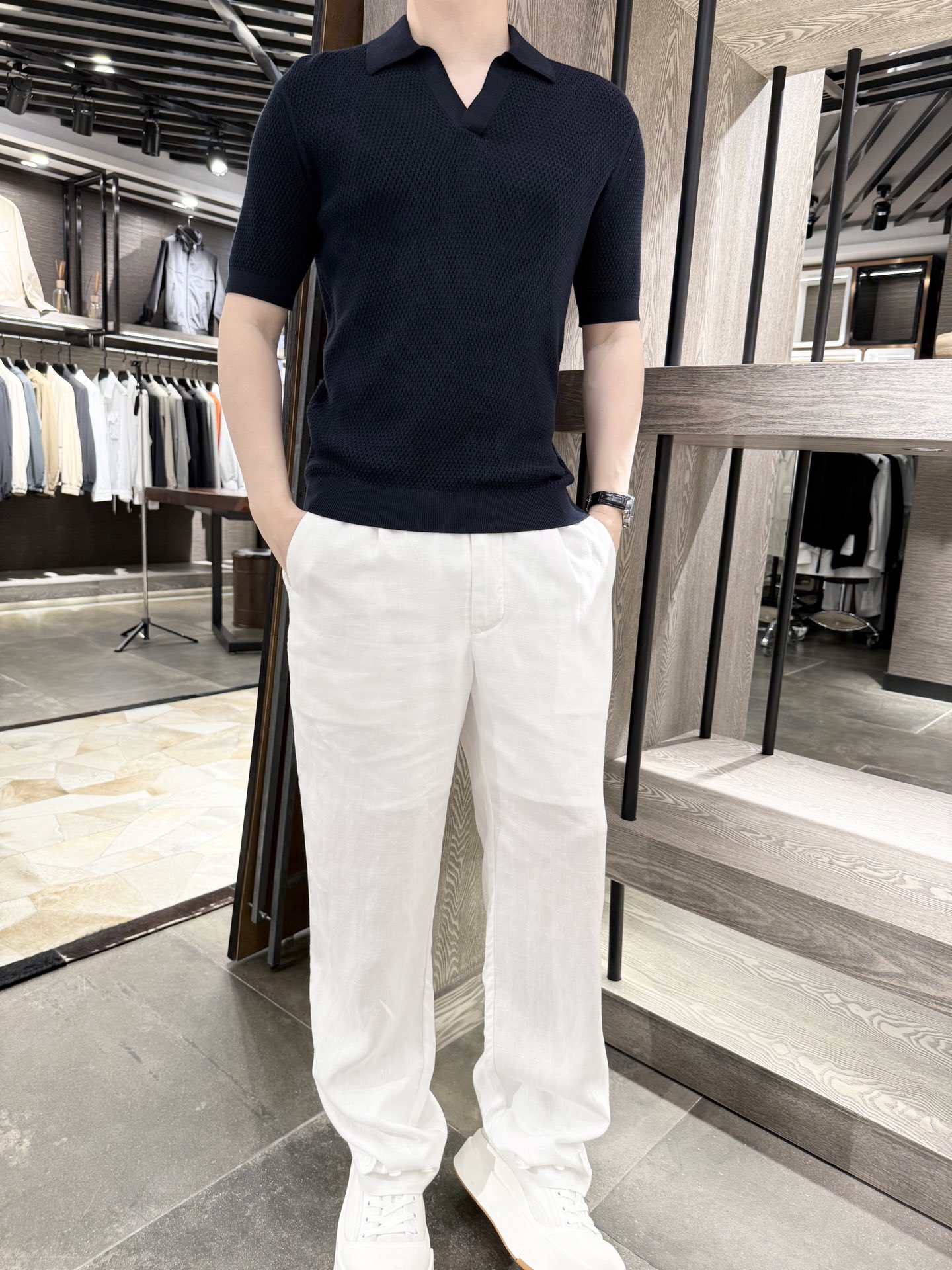 NO:423903,Jenia-2025 Fashion Old Qianfeng Seagull Collar Knitted Polo Shirt Short Sleeve, Simple but Not Loss Style. Seagull Collar Design shows elegant temperament, ribbed texture fabric, excellent texture, pure cotton fabric brings a comfortable wearing experience, soft and elastic. It highlights the low-key fashion taste, S-2XL (model 180/140 wears M, with Hong Kong Lane Crawford Gift Box Packaging), zegna, T-shirt, alexander wang19860909杰尼亚-2025时尚老钱风海鸥领针织Polo衫短袖,简约而不失格调.海鸥领设计,展现优雅的气质,罗纹肌理的面料,质感上乘,纯棉面料带来舒适的穿着体验,柔软且富有弹性.彰显出低调的时尚品味,码数S-2XL(模特180/140穿M,配香港连卡佛礼盒包装),,zegna,T-shirt,alexander wang,Men's clothing