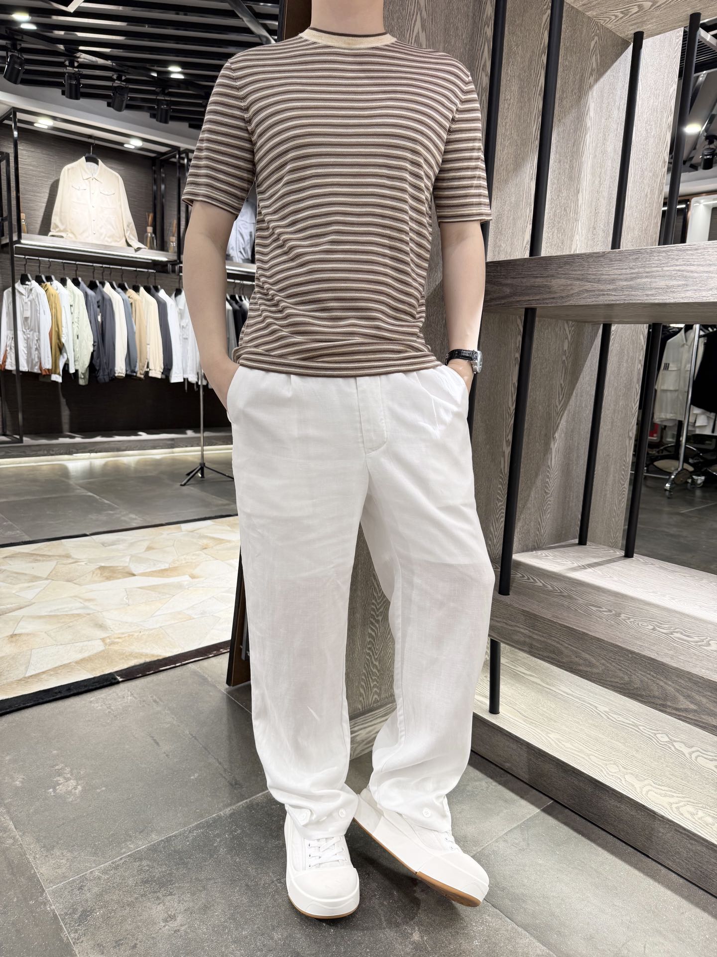 NO:423914,LP-2025 fashionable retro striped linen Tianshi short-sleeved T-shirt, the fabric is very soft, comfortable and breathable, the off-white ingredient is 80 acrylic 20 linen yarn, the dark brown ingredient is 80 Tianshi 20 wool, the materials are excellent, the striped design is retro and yet stylish, creating a casual fashion atmosphere, the number S-2XL (model 180/140 wears M, with Hong Kong Lane Crawford gift box packaging), loro piano, T-shirt,tees, t-shirt,alexander wang19860909LP-2025时尚复古条纹亚麻天丝短袖T恤,面料非常的柔软舒适透气,米白色成份是80腈纶20亚麻纱线,深咖色成份是80天丝20羊毛,用料上乘,条纹设计,复古又不失格调,营造出随性的时尚氛围,码数S-2XL(模特180/140穿M,配香港连卡佛礼盒包装),,loro piana,T-shirt,tees，t-shirt,alexander wang,Men's clothing