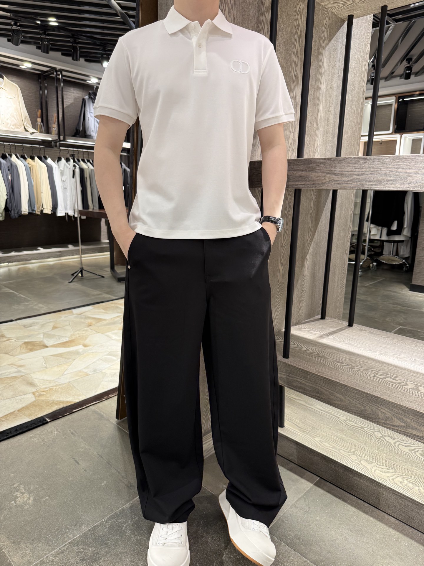 NO:423909,Dior-2025 summer Polo short-sleeved T-shirt, exquisite neckline and buttons, exquisite embroidered logos, and the details show quality. The fabric is made of a blend of cotton, polyester fiber and spandex, which is comfortable and elastic. The slim fit style, whether it is a daily street or a business and casual occasion, can easily make you the focus and interpret your fashion attitude. S-2XL (model 180/140 wears M, with Hong Kong Lane Crawford gift box packaging), dior, T-shirt,tees, t-shirt,alexander wang19860909迪奥-2025夏季Polo短袖T恤,精致的领口与纽扣,搭配精美的刺绣标识,细节之处彰显品质.面料由棉、聚酯纤维和氨纶混纺而成,舒适又具弹性.修身版型,无论是日常出街还是商务休闲场合,它都能让你轻松成为焦点,诠释属于你的时尚态度.码数S-2XL(模特180/140穿M,配香港连卡佛礼盒包装),,dior,T-shirt,tees，t-shirt,alexander wang,Men's clothing