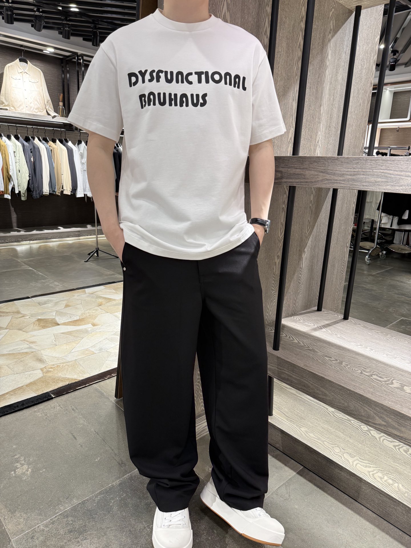 NO:423921,DG-2025 spring and summer fashion letter printed short-sleeved T-shirt, high-quality 300g pure cotton fabric, extremely strong texture, very flat and delicate line, fashionable and loose style, and the upper body is super beautiful!  S-XL (model 180/140 wears S, with Hong Kong Lane Crawford gift box packaging), T-shirt,tees, t-shirt,alexander wang19860909DG-2025春夏时尚字母印花短袖T恤,高品质300克纯棉面料,质感极强,车线非常平整细腻,时尚宽松版型,上身超好看！码数S-XL（模特180/140穿S,配香港连卡佛礼盒包装）,,T-shirt,tees，t-shirt,alexander wang,Men's clothing