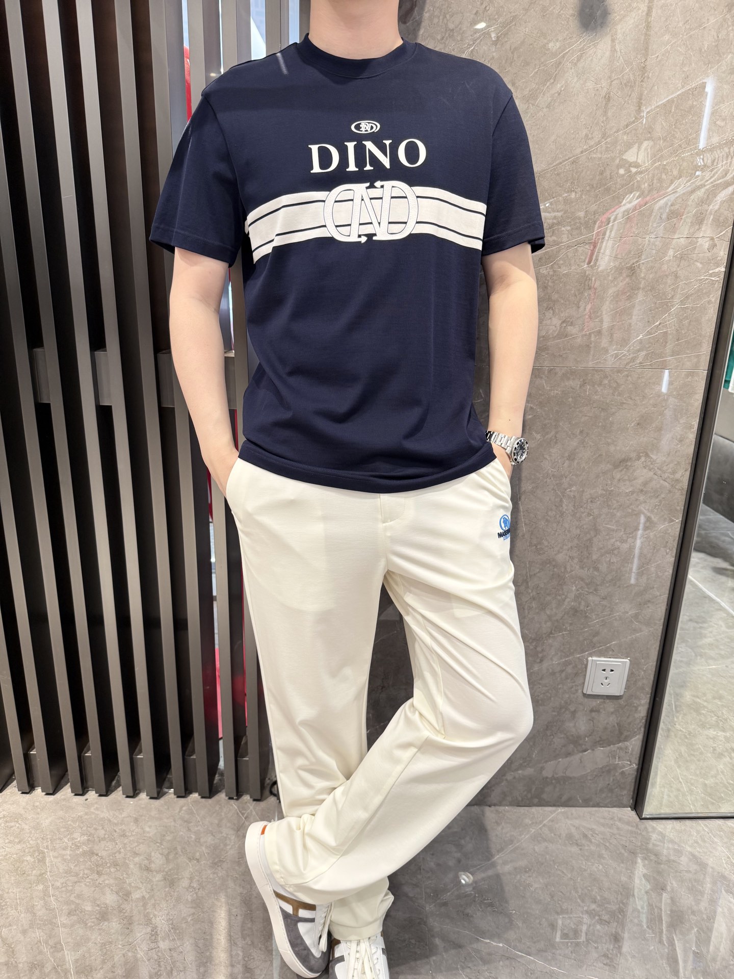 NO:423890,Dino luxury products - brand authentic 2025 latest round neck T-shirt shipment, hot-selling items in Europe and the United States!  Selected Italian imported brands to customize 100% European cotton fabrics!  The brand digital print on the chest is matched with the latest design to highlight fashion!  Number of codes 48-56 (model 180/140 wears 50, with Hong Kong Lane Crawford gift box packaging), tees, t-shirt, alexander wang19860909Dino奢品-品牌正品2025最新圆领T恤出货 欧美热销单品！精选意大利进口品牌定制百分百欧货棉面料！胸口的品牌数码印花搭配最新的设计,彰显时尚 ！码数48-56（模特180/140穿50,配香港连卡佛礼盒包装）,,tees，t-shirt,alexander wang,Men's clothing