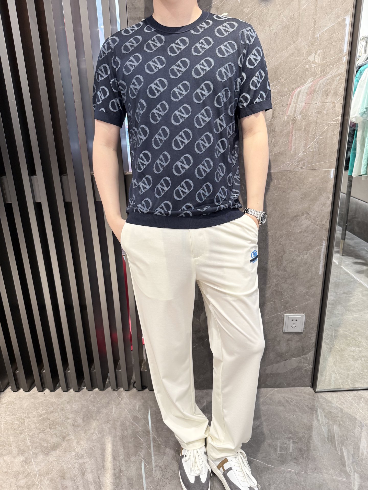 NO:423896,Dino luxury products - brand authentic 2025 latest round neck T-shirt shipment, hot-selling items in Europe and the United States!  Selected Italian imported brands to customize 100% nylon fabrics!  The brand digital logo of the whole body is matched with the latest design to highlight fashion!  Number of codes 48-56 (model 180/140 wears 50, with Hong Kong Lane Crawford gift box packaging), tees, t-shirt, alexander wang19860909Dino奢品-品牌正品2025最新圆领T恤出货 欧美热销单品！精选意大利进口品牌定制百分百锦纶面料！通体的品牌数码标志搭配最新的设计,彰显时尚 ！码数48-56（模特180/140穿50,配香港连卡佛礼盒包装）,,tees，t-shirt,alexander wang,Men's clothing