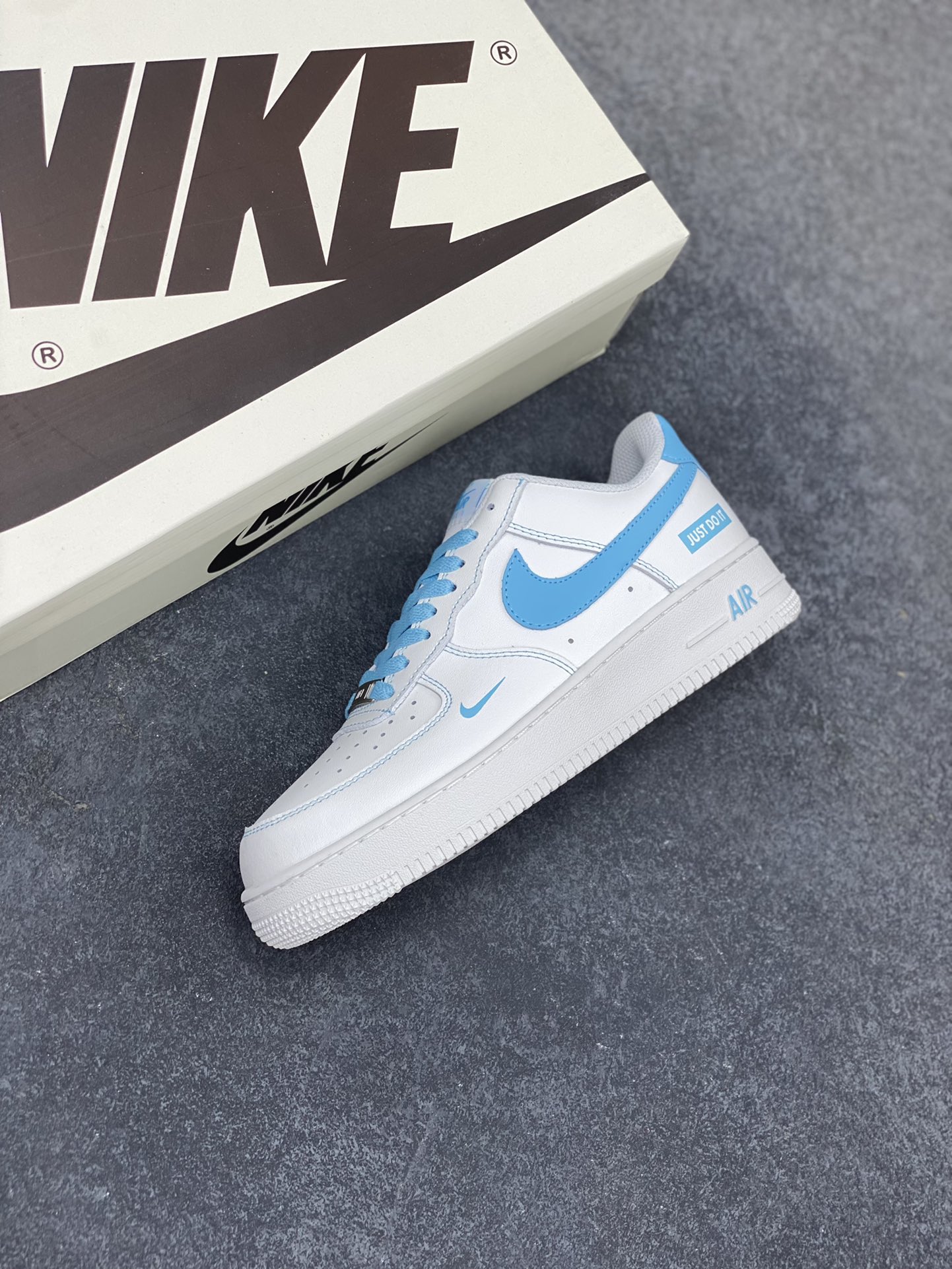 图片[7]-福利特价 Nike Air Force 1 Low 空军一号低帮百搭休闲运动板鞋。柔软、弹性十足的缓震性能和出色的中底设计，横跨复古与现代的外型结合，造就出风靡全球三十多年的Force 1，直到今天还深受青睐。 货号：315122-115 尺码：36 36.5 37.5 38 38.5 39 40 40.5 41 42 42.5 43 44 44.5 45-选品中心