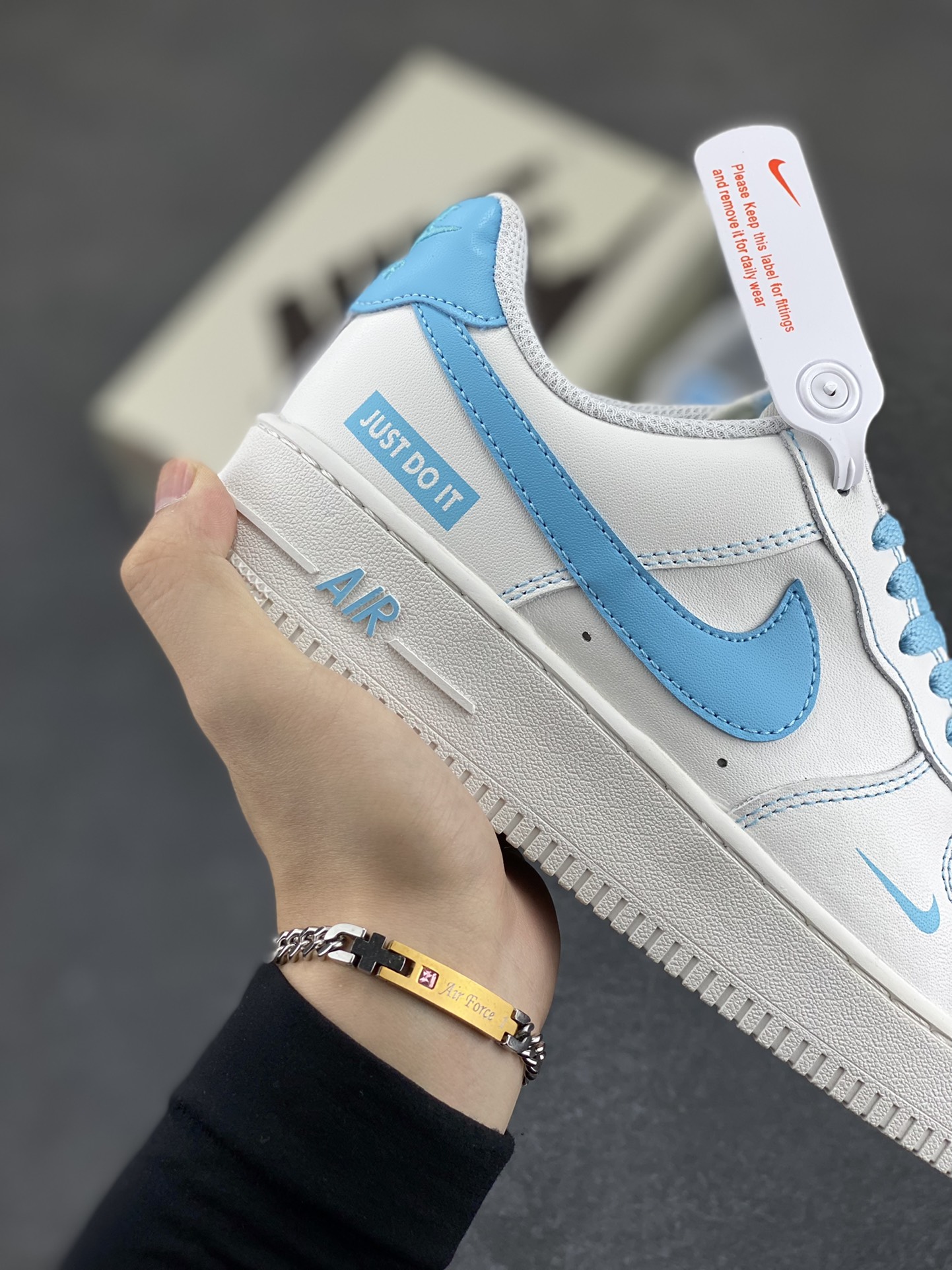 图片[6]-福利特价 Nike Air Force 1 Low 空军一号低帮百搭休闲运动板鞋。柔软、弹性十足的缓震性能和出色的中底设计，横跨复古与现代的外型结合，造就出风靡全球三十多年的Force 1，直到今天还深受青睐。 货号：315122-115 尺码：36 36.5 37.5 38 38.5 39 40 40.5 41 42 42.5 43 44 44.5 45-选品中心
