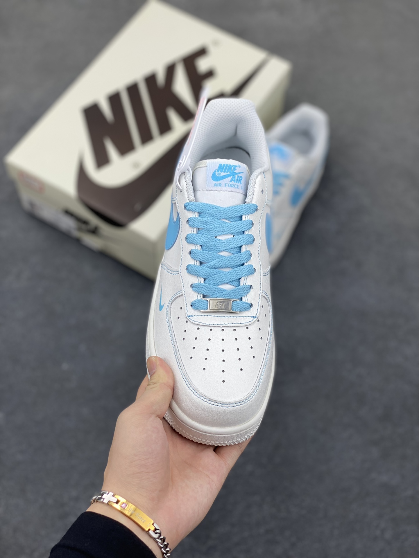 图片[2]-福利特价 Nike Air Force 1 Low 空军一号低帮百搭休闲运动板鞋。柔软、弹性十足的缓震性能和出色的中底设计，横跨复古与现代的外型结合，造就出风靡全球三十多年的Force 1，直到今天还深受青睐。 货号：315122-115 尺码：36 36.5 37.5 38 38.5 39 40 40.5 41 42 42.5 43 44 44.5 45-选品中心