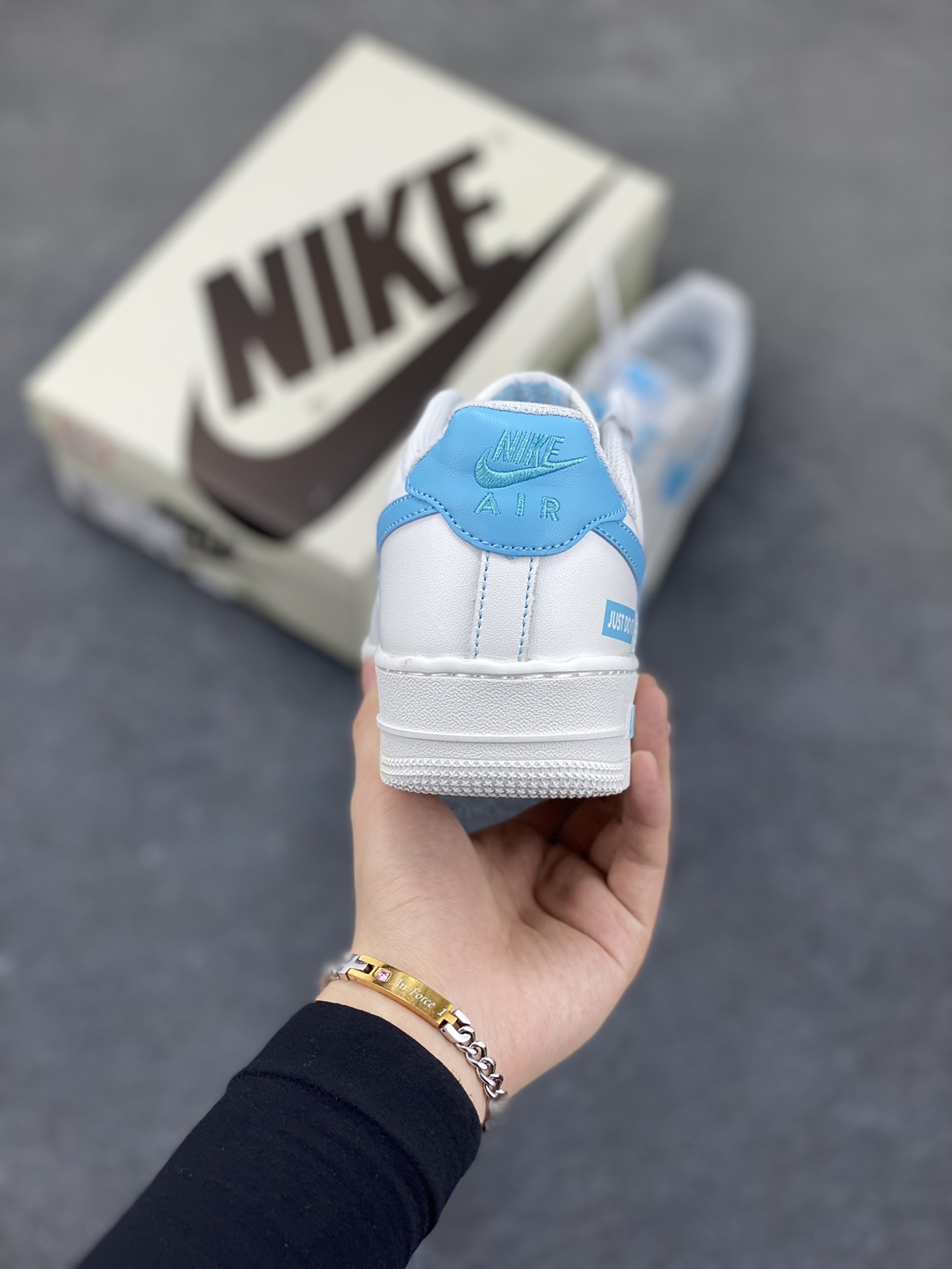 图片[4]-福利特价 Nike Air Force 1 Low 空军一号低帮百搭休闲运动板鞋。柔软、弹性十足的缓震性能和出色的中底设计，横跨复古与现代的外型结合，造就出风靡全球三十多年的Force 1，直到今天还深受青睐。 货号：315122-115 尺码：36 36.5 37.5 38 38.5 39 40 40.5 41 42 42.5 43 44 44.5 45-选品中心