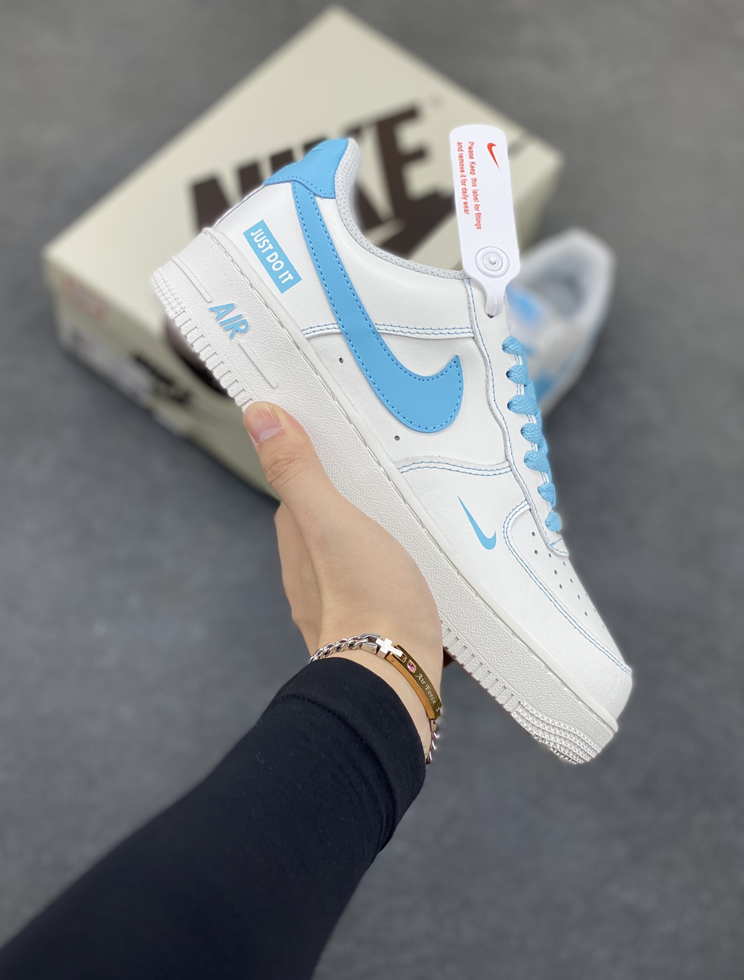 福利特价 Nike Air Force 1 Low 空军一号低帮百搭休闲运动板鞋。柔软、弹性十足的缓震性能和出色的中底设计,横跨复古与现代的外型结合,造就出风靡全球三十多年的Force 1,直到今天还深受青睐。 货号:315122-115 尺码:36 36.5 37.5 38 38.5 39 40 40.5 41 42 42.5 43 44 44.5 45-选品中心