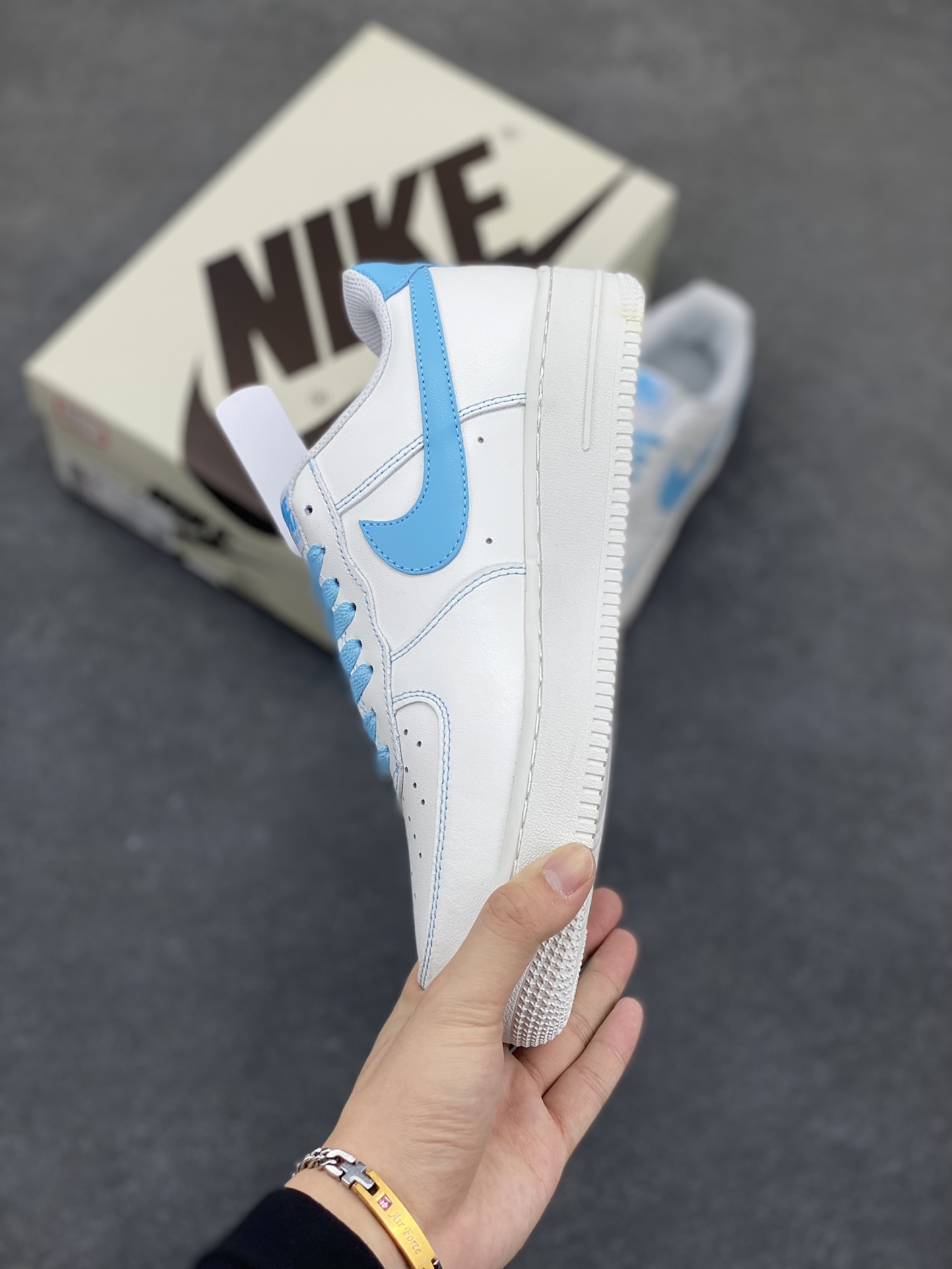 图片[3]-福利特价 Nike Air Force 1 Low 空军一号低帮百搭休闲运动板鞋。柔软、弹性十足的缓震性能和出色的中底设计，横跨复古与现代的外型结合，造就出风靡全球三十多年的Force 1，直到今天还深受青睐。 货号：315122-115 尺码：36 36.5 37.5 38 38.5 39 40 40.5 41 42 42.5 43 44 44.5 45-选品中心