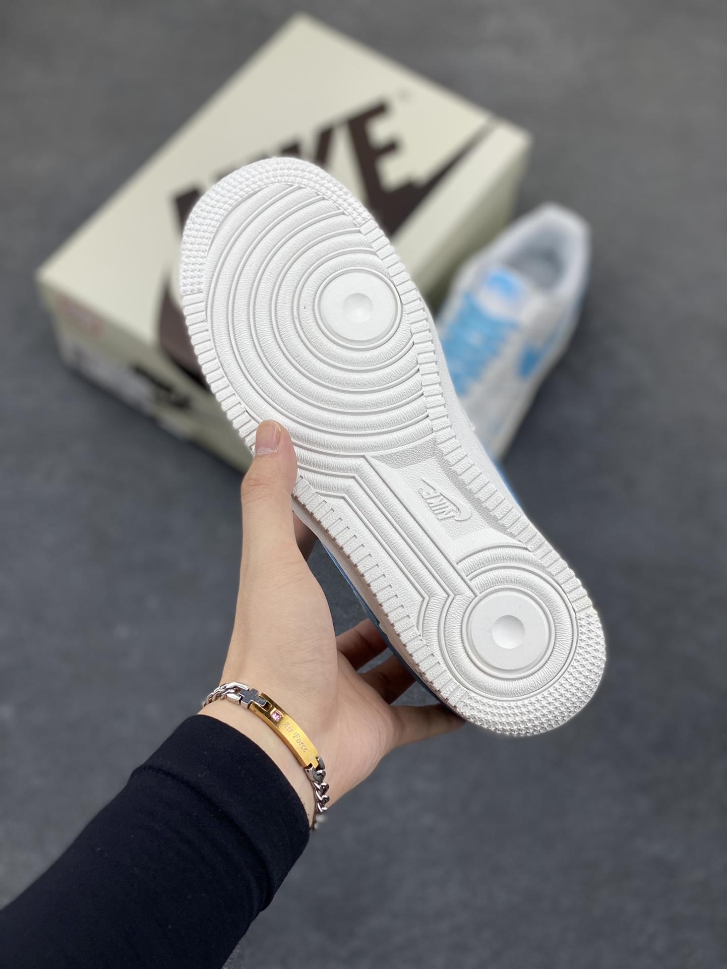 图片[5]-福利特价 Nike Air Force 1 Low 空军一号低帮百搭休闲运动板鞋。柔软、弹性十足的缓震性能和出色的中底设计，横跨复古与现代的外型结合，造就出风靡全球三十多年的Force 1，直到今天还深受青睐。 货号：315122-115 尺码：36 36.5 37.5 38 38.5 39 40 40.5 41 42 42.5 43 44 44.5 45-选品中心