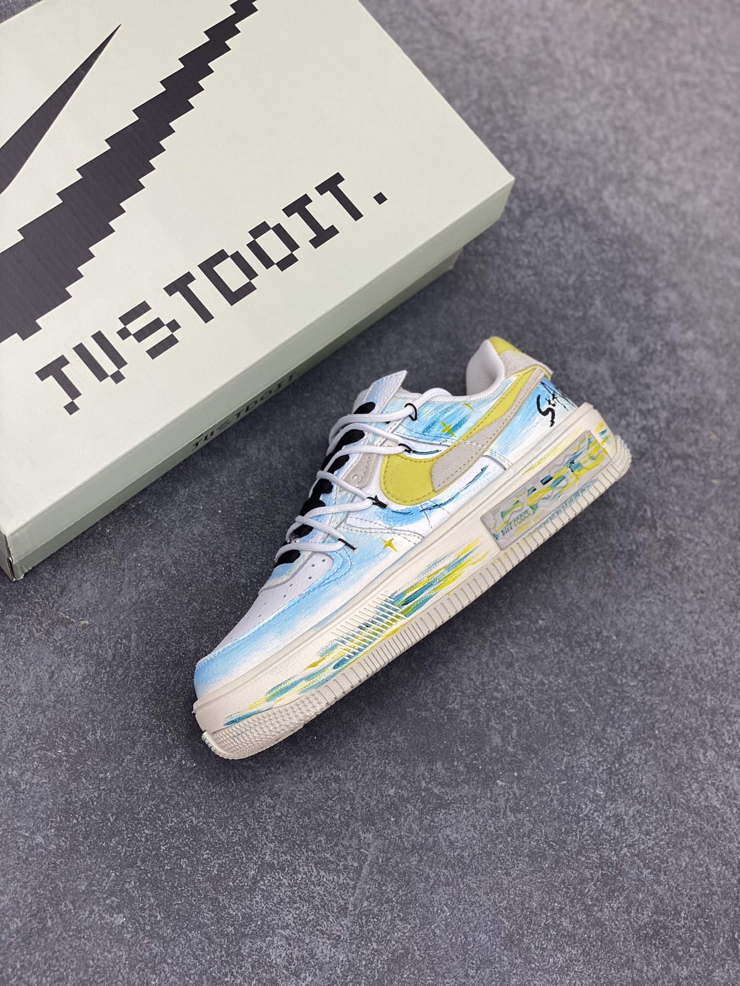 图片[7]-手绘涂鸦“黄蓝星星”✨“Y B Stars” ✨空军一号定制板鞋 在璀璨的星空之中，恒星们以各自独特的颜色闪耀。黄色星星通常是温度较低的老年恒星，散发着温暖而柔和的光，如一位沧桑的智者，见证着宇宙的变迁。而蓝色星星则是温度极高的存在，表面温度可达25000°C，它们犹如宇宙中的精灵，以耀眼的蓝光展现着宇宙的神秘与活力 货号：DV6984-011 尺码：36 36.5 37.5 38 38.5 39 40 40.5 41 42 42.5 43 44 44.5 45-选品中心