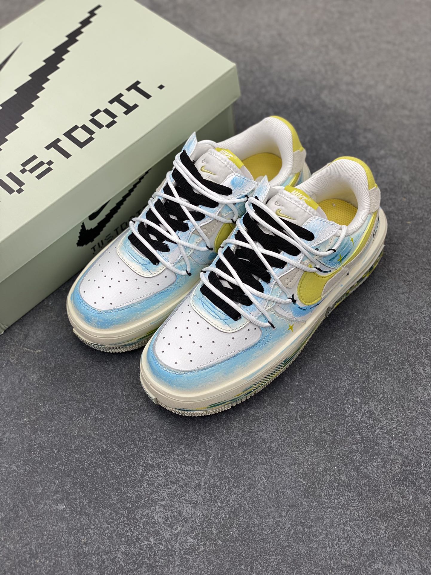 图片[8]-手绘涂鸦“黄蓝星星”✨“Y B Stars” ✨空军一号定制板鞋 在璀璨的星空之中，恒星们以各自独特的颜色闪耀。黄色星星通常是温度较低的老年恒星，散发着温暖而柔和的光，如一位沧桑的智者，见证着宇宙的变迁。而蓝色星星则是温度极高的存在，表面温度可达25000°C，它们犹如宇宙中的精灵，以耀眼的蓝光展现着宇宙的神秘与活力 货号：DV6984-011 尺码：36 36.5 37.5 38 38.5 39 40 40.5 41 42 42.5 43 44 44.5 45-选品中心