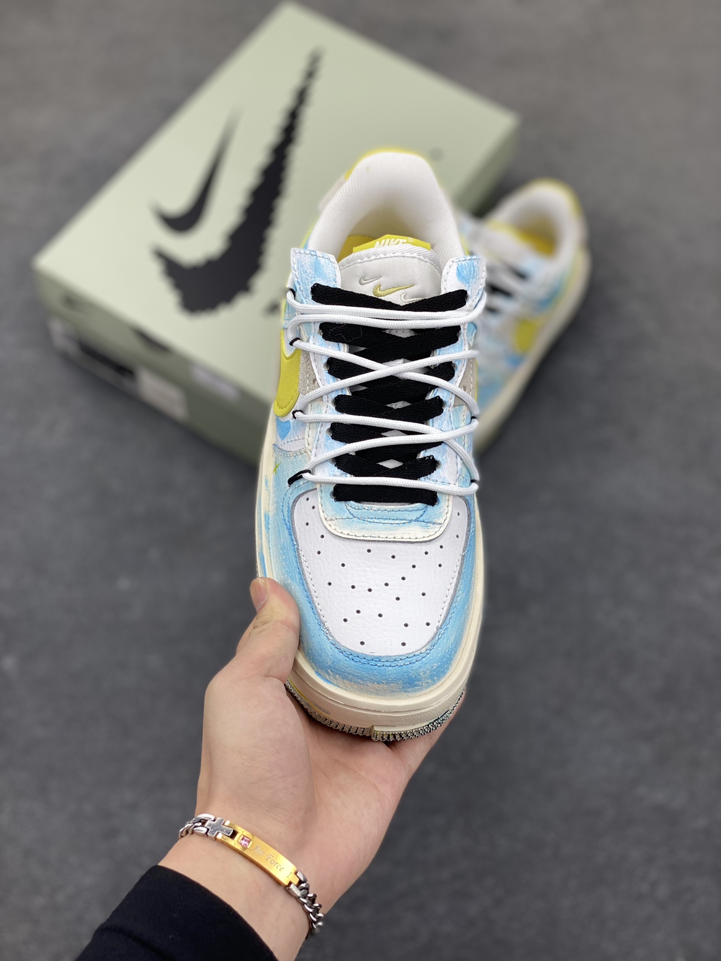 图片[2]-手绘涂鸦“黄蓝星星”✨“Y B Stars” ✨空军一号定制板鞋 在璀璨的星空之中，恒星们以各自独特的颜色闪耀。黄色星星通常是温度较低的老年恒星，散发着温暖而柔和的光，如一位沧桑的智者，见证着宇宙的变迁。而蓝色星星则是温度极高的存在，表面温度可达25000°C，它们犹如宇宙中的精灵，以耀眼的蓝光展现着宇宙的神秘与活力 货号：DV6984-011 尺码：36 36.5 37.5 38 38.5 39 40 40.5 41 42 42.5 43 44 44.5 45-选品中心