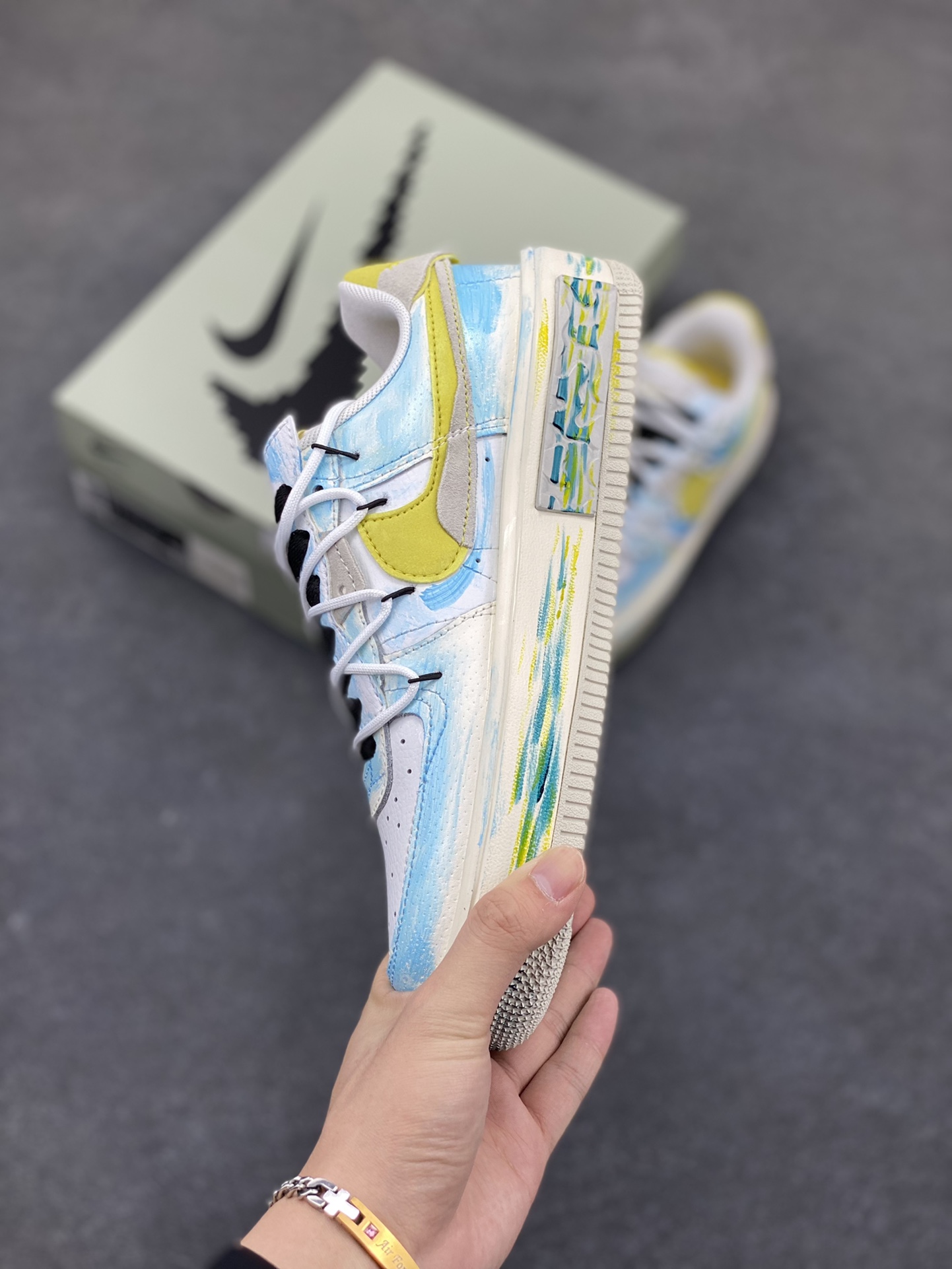 图片[3]-手绘涂鸦“黄蓝星星”✨“Y B Stars” ✨空军一号定制板鞋 在璀璨的星空之中，恒星们以各自独特的颜色闪耀。黄色星星通常是温度较低的老年恒星，散发着温暖而柔和的光，如一位沧桑的智者，见证着宇宙的变迁。而蓝色星星则是温度极高的存在，表面温度可达25000°C，它们犹如宇宙中的精灵，以耀眼的蓝光展现着宇宙的神秘与活力 货号：DV6984-011 尺码：36 36.5 37.5 38 38.5 39 40 40.5 41 42 42.5 43 44 44.5 45-选品中心
