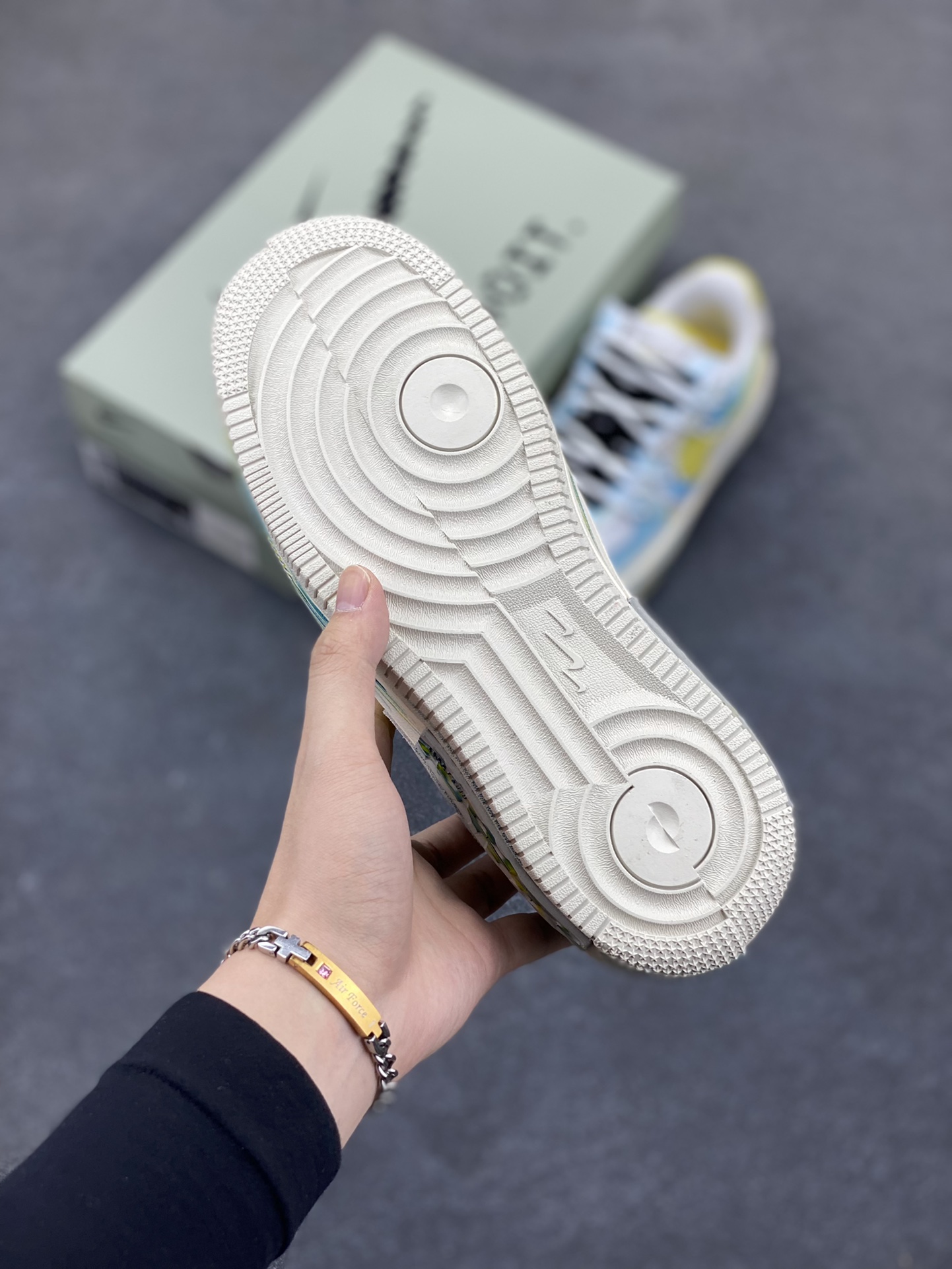 图片[5]-手绘涂鸦“黄蓝星星”✨“Y B Stars” ✨空军一号定制板鞋 在璀璨的星空之中，恒星们以各自独特的颜色闪耀。黄色星星通常是温度较低的老年恒星，散发着温暖而柔和的光，如一位沧桑的智者，见证着宇宙的变迁。而蓝色星星则是温度极高的存在，表面温度可达25000°C，它们犹如宇宙中的精灵，以耀眼的蓝光展现着宇宙的神秘与活力 货号：DV6984-011 尺码：36 36.5 37.5 38 38.5 39 40 40.5 41 42 42.5 43 44 44.5 45-选品中心