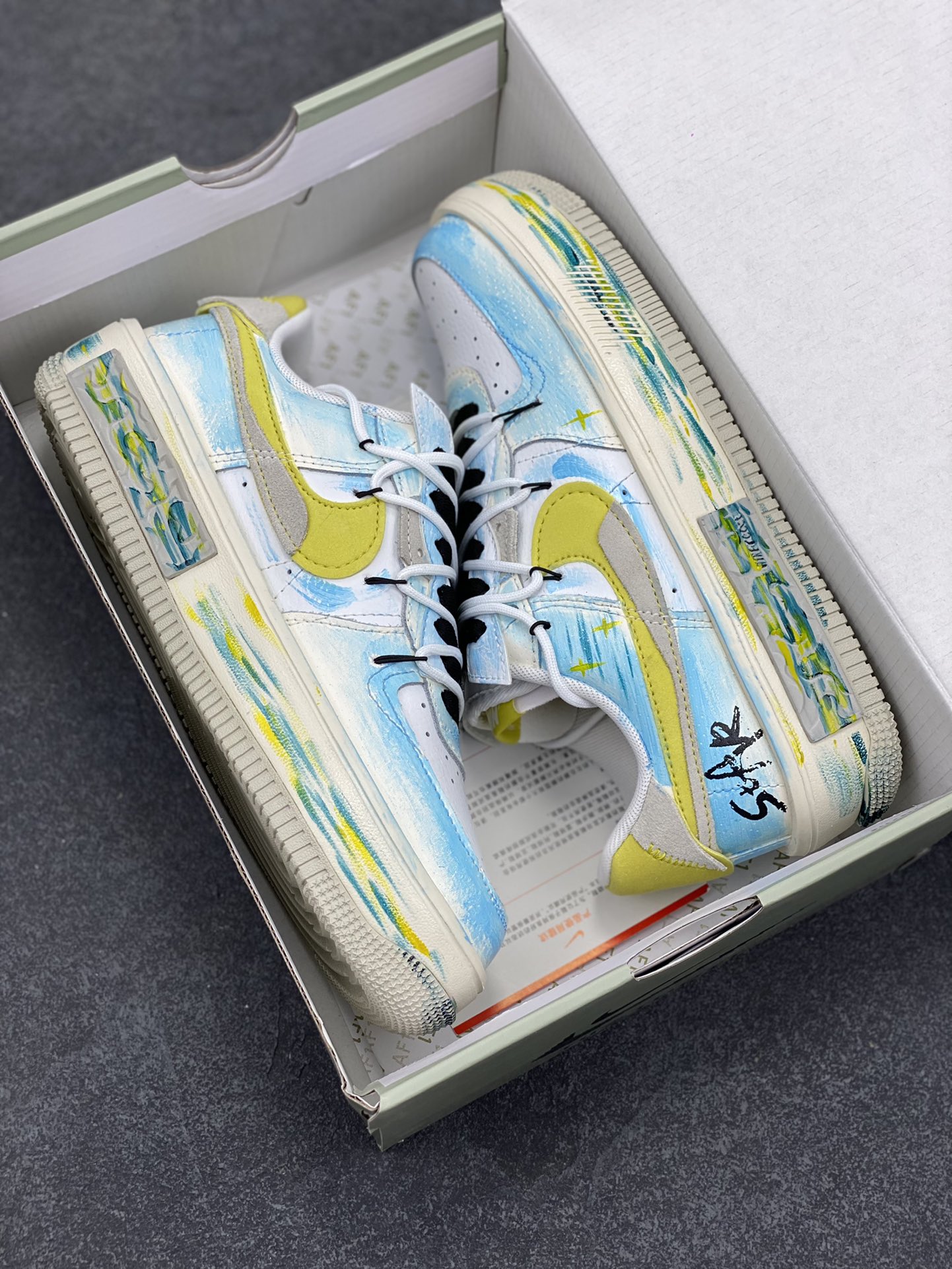 图片[9]-手绘涂鸦“黄蓝星星”✨“Y B Stars” ✨空军一号定制板鞋 在璀璨的星空之中，恒星们以各自独特的颜色闪耀。黄色星星通常是温度较低的老年恒星，散发着温暖而柔和的光，如一位沧桑的智者，见证着宇宙的变迁。而蓝色星星则是温度极高的存在，表面温度可达25000°C，它们犹如宇宙中的精灵，以耀眼的蓝光展现着宇宙的神秘与活力 货号：DV6984-011 尺码：36 36.5 37.5 38 38.5 39 40 40.5 41 42 42.5 43 44 44.5 45-选品中心