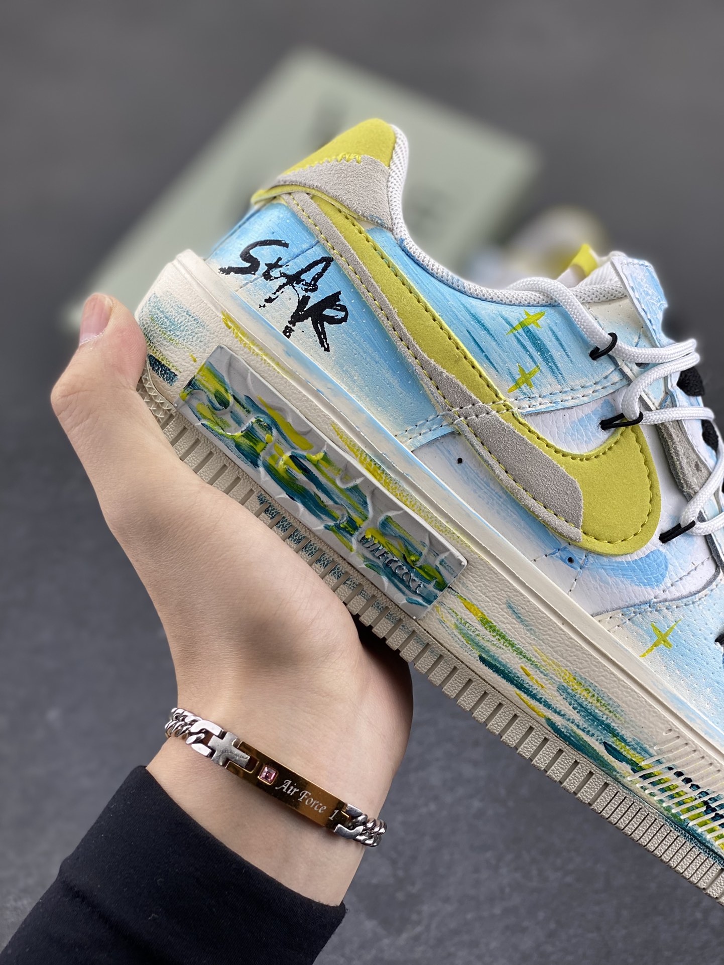 图片[6]-手绘涂鸦“黄蓝星星”✨“Y B Stars” ✨空军一号定制板鞋 在璀璨的星空之中，恒星们以各自独特的颜色闪耀。黄色星星通常是温度较低的老年恒星，散发着温暖而柔和的光，如一位沧桑的智者，见证着宇宙的变迁。而蓝色星星则是温度极高的存在，表面温度可达25000°C，它们犹如宇宙中的精灵，以耀眼的蓝光展现着宇宙的神秘与活力 货号：DV6984-011 尺码：36 36.5 37.5 38 38.5 39 40 40.5 41 42 42.5 43 44 44.5 45-选品中心