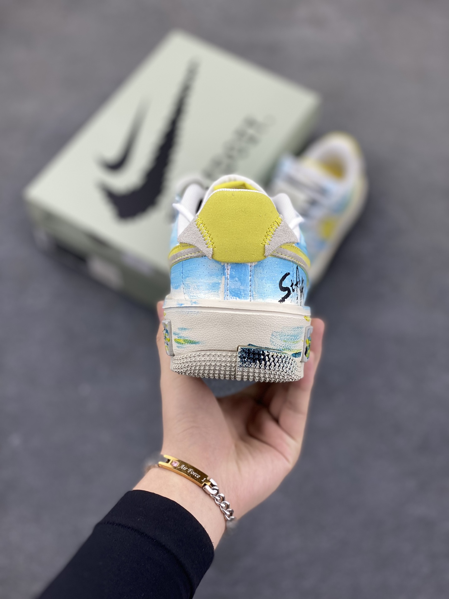 图片[4]-手绘涂鸦“黄蓝星星”✨“Y B Stars” ✨空军一号定制板鞋 在璀璨的星空之中，恒星们以各自独特的颜色闪耀。黄色星星通常是温度较低的老年恒星，散发着温暖而柔和的光，如一位沧桑的智者，见证着宇宙的变迁。而蓝色星星则是温度极高的存在，表面温度可达25000°C，它们犹如宇宙中的精灵，以耀眼的蓝光展现着宇宙的神秘与活力 货号：DV6984-011 尺码：36 36.5 37.5 38 38.5 39 40 40.5 41 42 42.5 43 44 44.5 45-选品中心