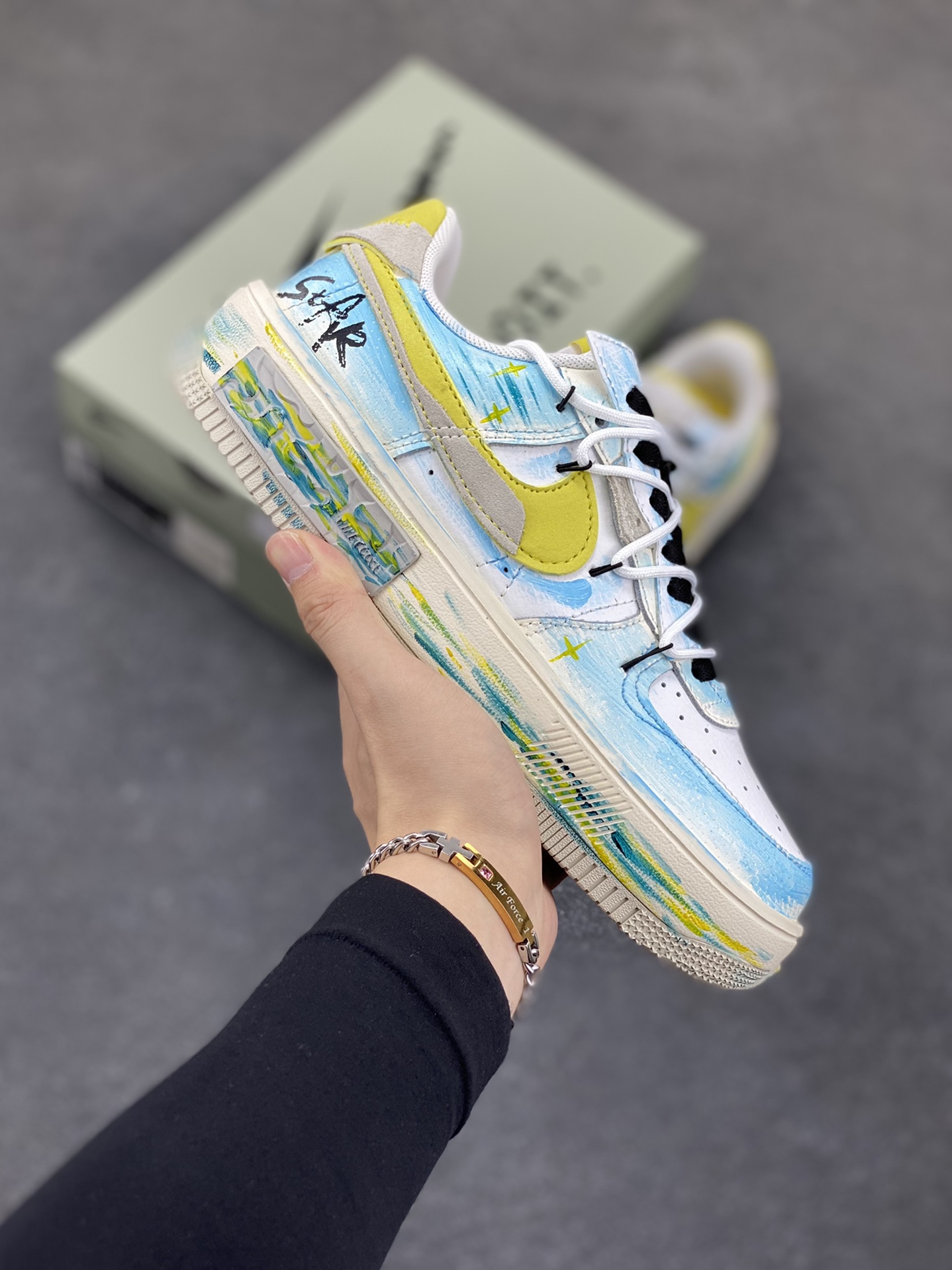 手绘涂鸦“黄蓝星星”✨“Y B Stars” ✨空军一号定制板鞋 在璀璨的星空之中，恒星们以各自独特的颜色闪耀。黄色星星通常是温度较低的老年恒星，散发着温暖而柔和的光，如一位沧桑的智者，见证着宇宙的变迁。而蓝色星星则是温度极高的存在，表面温度可达25000°C，它们犹如宇宙中的精灵，以耀眼的蓝光展现着宇宙的神秘与活力 货号：DV6984-011 尺码：36 36.5 37.5 38 38.5 39 40 40.5 41 42 42.5 43 44 44.5 45-选品中心