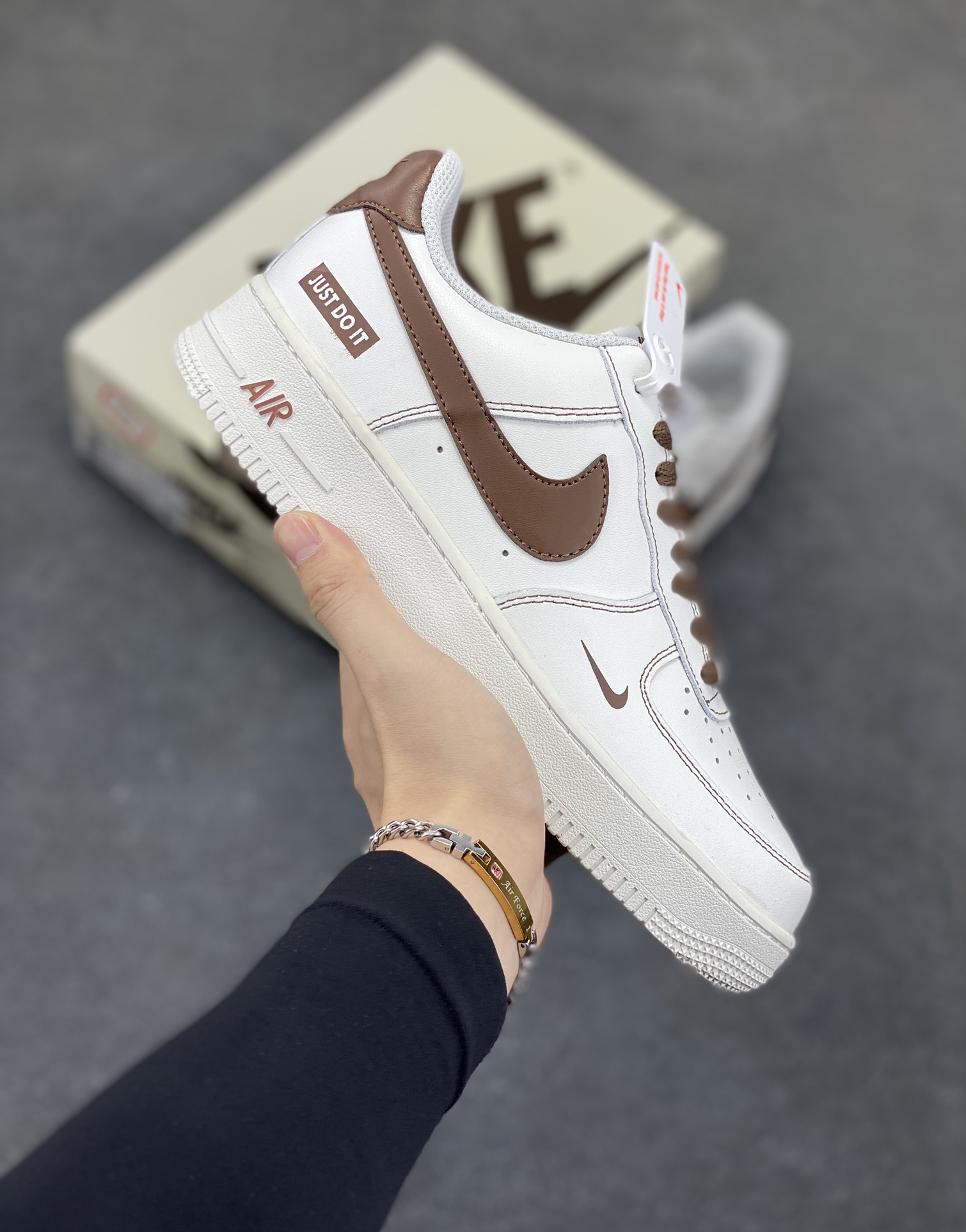 福利特价 Nike Air Force 1 Low 空军一号低帮百搭休闲运动板鞋。柔软、弹性十足的缓震性能和出色的中底设计，横跨复古与现代的外型结合，造就出风靡全球三十多年的Force 1，直到今天还深受青睐。 货号：315122-113 尺码：36 36.5 37.5 38 38.5 39 40 40.5 41 42 42.5 43 44 44.5 45-选品中心