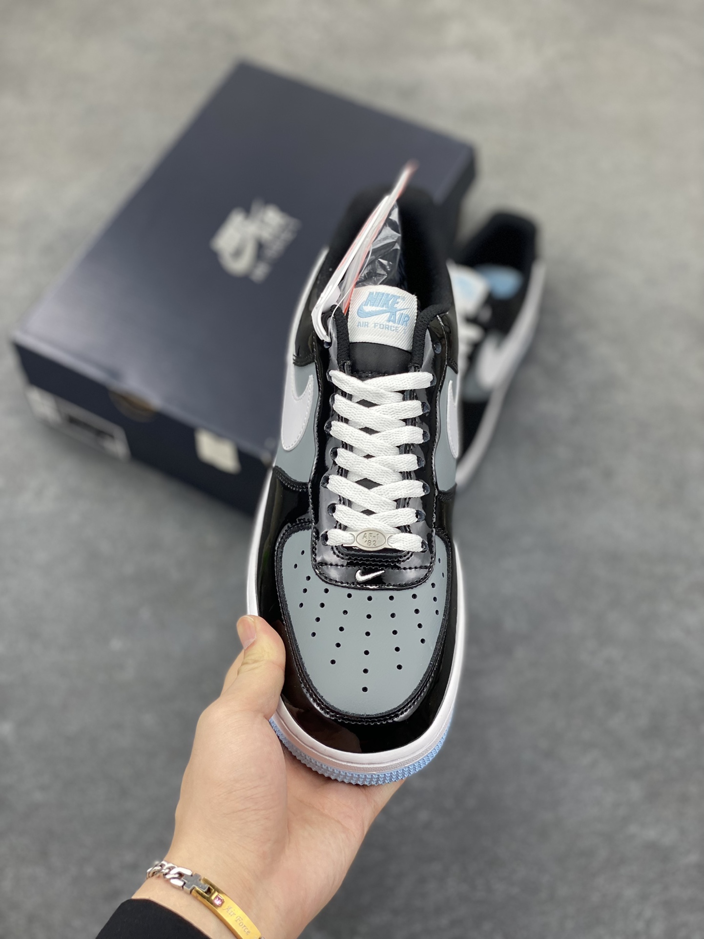 图片[2]-Nike Air Force 1 Low 镜面黑灰白 空军一号低帮运动休闲板鞋 原楦头原纸板 打造纯正空军版型#专注外贸渠道 全掌内置蜂窝气垫 #原盒配件 原厂中底钢印、拉帮完美 货号：IB7676-001 尺码：36 36.5 37.5 38 38.5 39 40 40.5 41 42 42.5 43 44 44.5 45-选品中心
