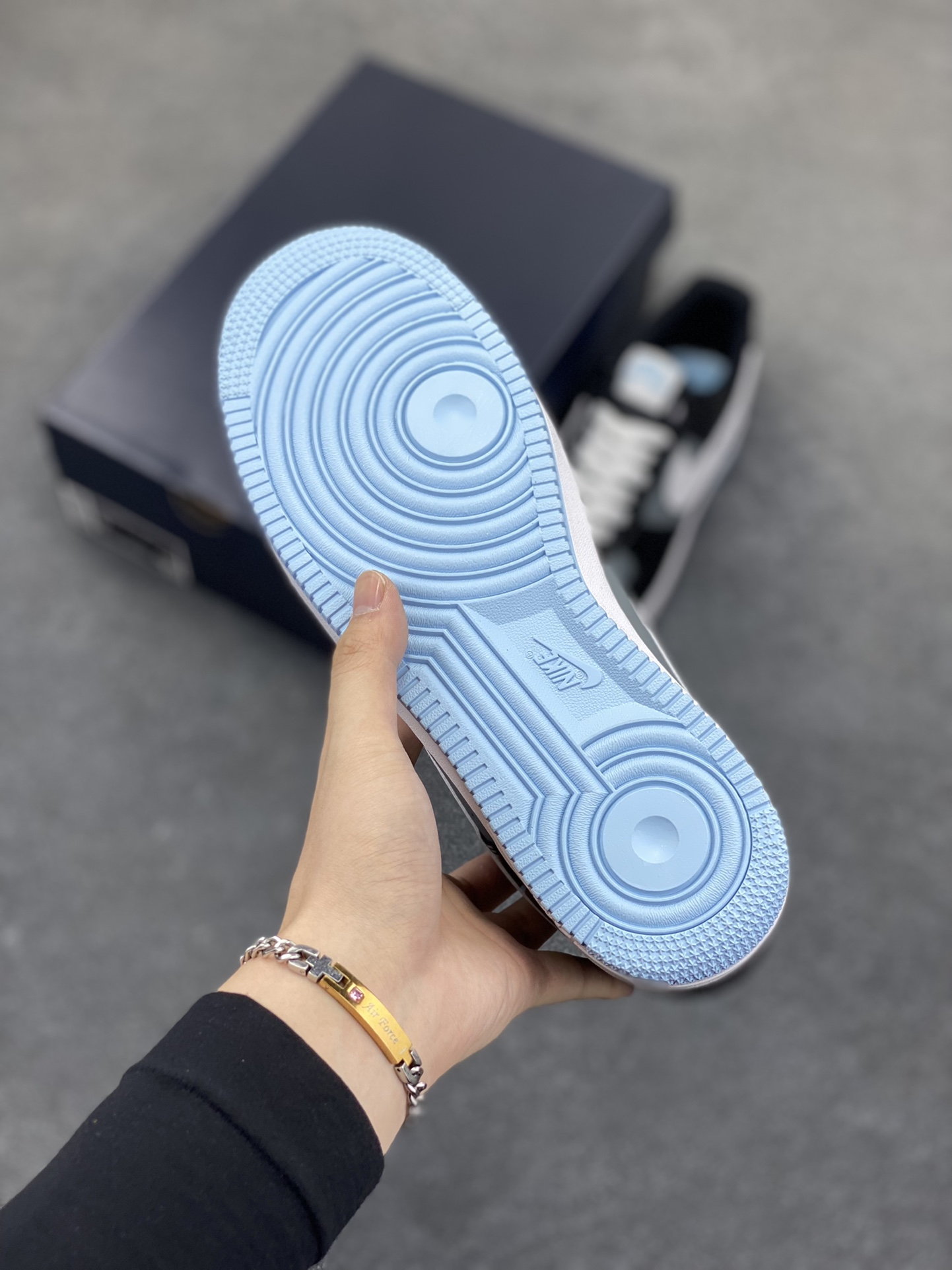 图片[5]-Nike Air Force 1 Low 镜面黑灰白 空军一号低帮运动休闲板鞋 原楦头原纸板 打造纯正空军版型#专注外贸渠道 全掌内置蜂窝气垫 #原盒配件 原厂中底钢印、拉帮完美 货号：IB7676-001 尺码：36 36.5 37.5 38 38.5 39 40 40.5 41 42 42.5 43 44 44.5 45-选品中心