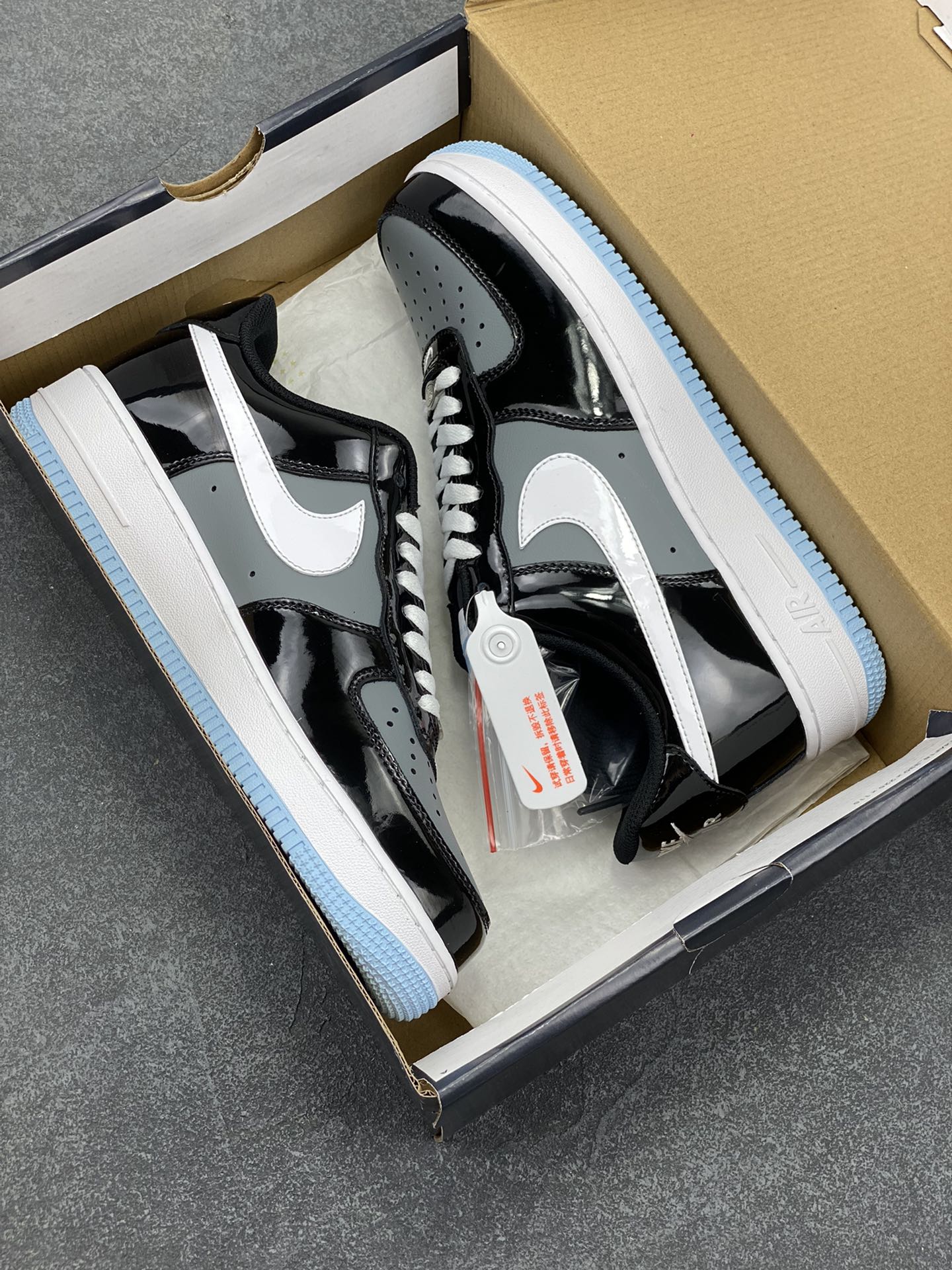 图片[9]-Nike Air Force 1 Low 镜面黑灰白 空军一号低帮运动休闲板鞋 原楦头原纸板 打造纯正空军版型#专注外贸渠道 全掌内置蜂窝气垫 #原盒配件 原厂中底钢印、拉帮完美 货号：IB7676-001 尺码：36 36.5 37.5 38 38.5 39 40 40.5 41 42 42.5 43 44 44.5 45-选品中心