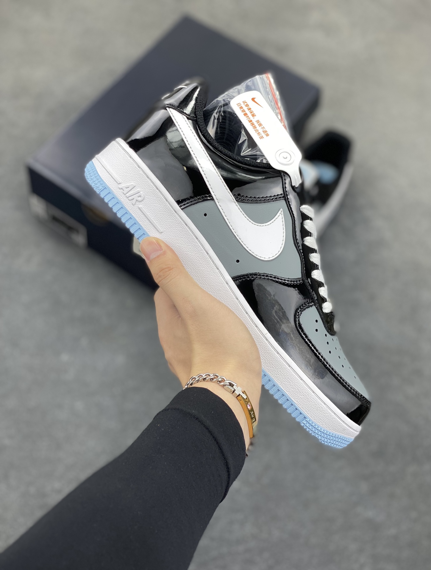 Nike Air Force 1 Low 镜面黑灰白 空军一号低帮运动休闲板鞋 原楦头原纸板 打造纯正空军版型#专注外贸渠道 全掌内置蜂窝气垫 #原盒配件 原厂中底钢印、拉帮完美 货号：IB7676-001 尺码：36 36.5 37.5 38 38.5 39 40 40.5 41 42 42.5 43 44 44.5 45-选品中心