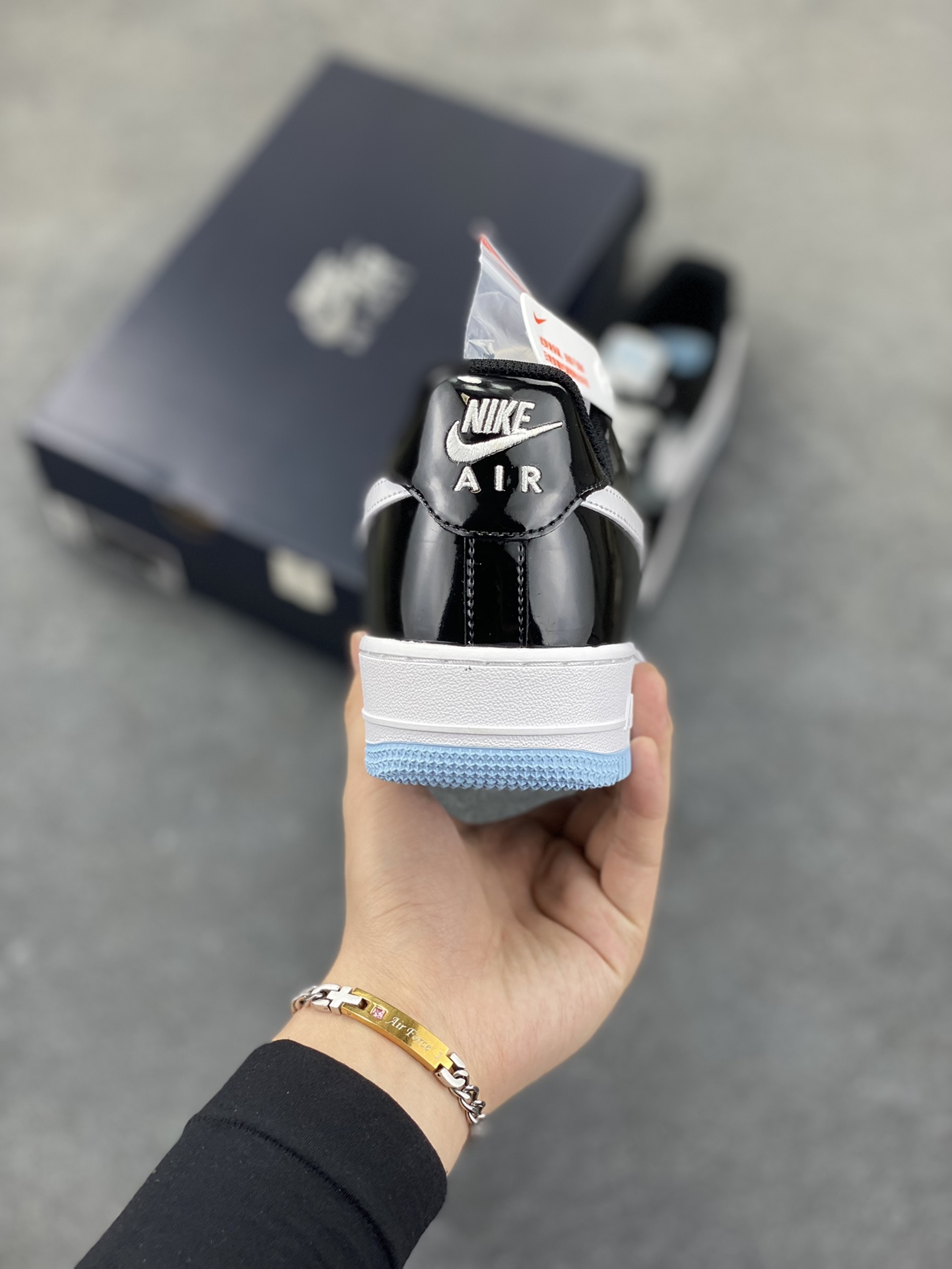 图片[4]-Nike Air Force 1 Low 镜面黑灰白 空军一号低帮运动休闲板鞋 原楦头原纸板 打造纯正空军版型#专注外贸渠道 全掌内置蜂窝气垫 #原盒配件 原厂中底钢印、拉帮完美 货号：IB7676-001 尺码：36 36.5 37.5 38 38.5 39 40 40.5 41 42 42.5 43 44 44.5 45-选品中心