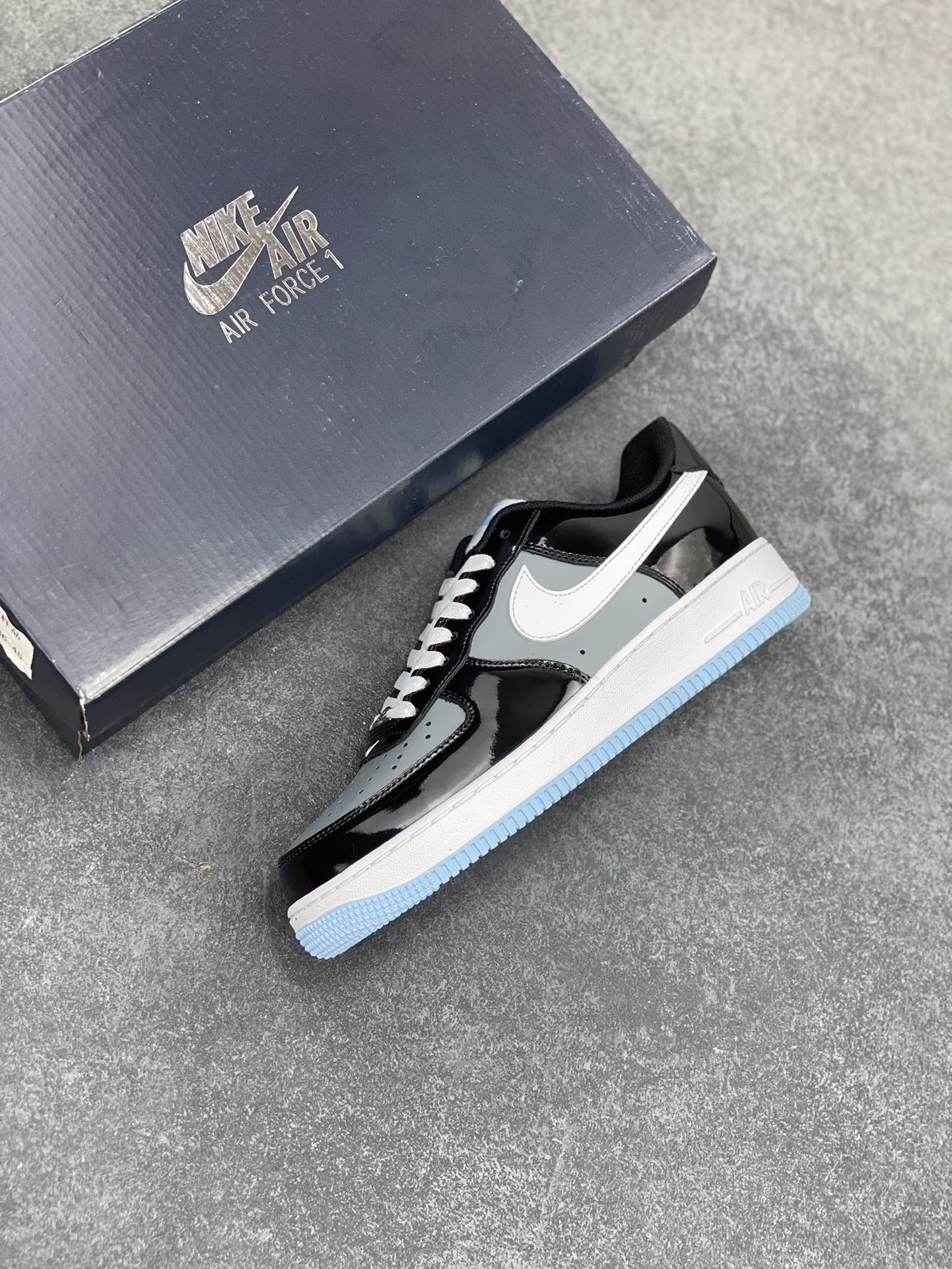 图片[7]-Nike Air Force 1 Low 镜面黑灰白 空军一号低帮运动休闲板鞋 原楦头原纸板 打造纯正空军版型#专注外贸渠道 全掌内置蜂窝气垫 #原盒配件 原厂中底钢印、拉帮完美 货号：IB7676-001 尺码：36 36.5 37.5 38 38.5 39 40 40.5 41 42 42.5 43 44 44.5 45-选品中心