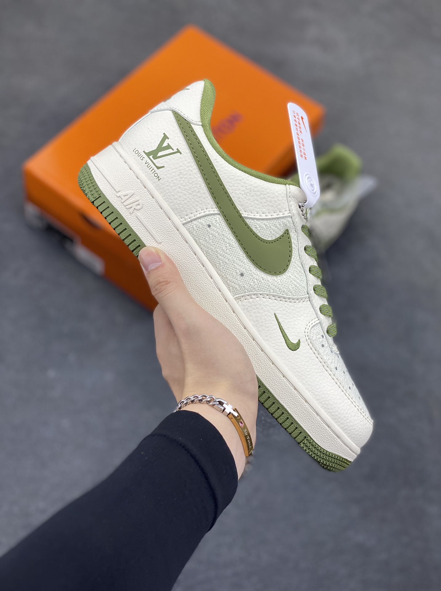 NIke Air Force 1 \’07 Low “LV联名——亚麻米绿勾”空军一号 低帮 运动鞋 休闲鞋 折边针车 工艺难度大 原楦头原纸板 原装鞋盒 定制五金配件 内置全掌气垫 原厂鞋底 货号:XX3168-192 尺码:36 36.5 37.5 38 38.5 39 40 40.5 41 42 42.5 43 44 44.5 45-选品中心