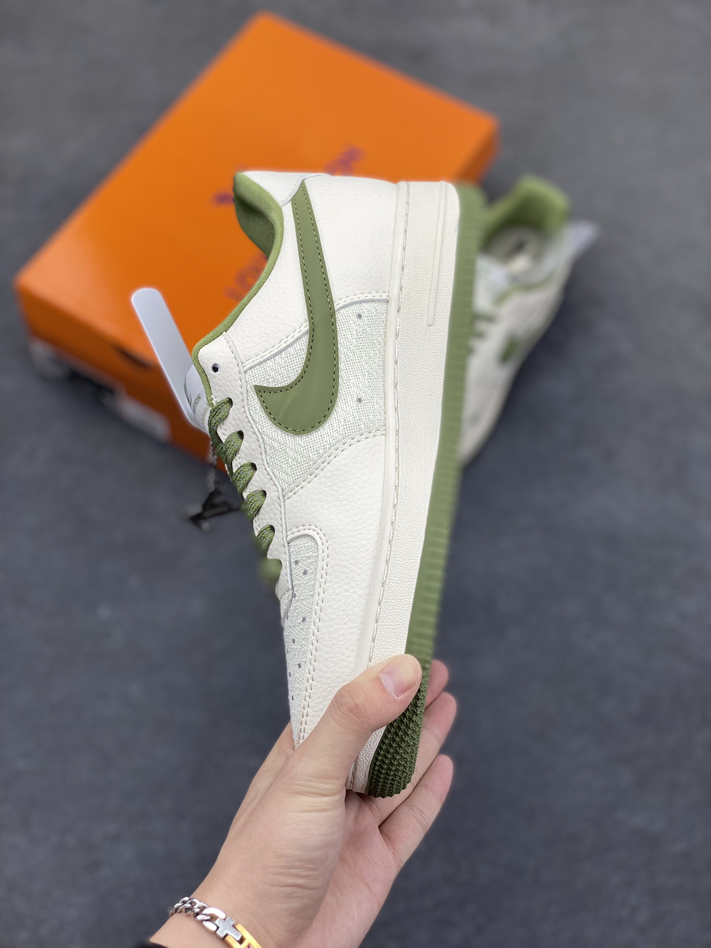 图片[3]-NIke Air Force 1 \’07 Low “LV联名——亚麻米绿勾”空军一号 低帮 运动鞋 休闲鞋 折边针车 工艺难度大 原楦头原纸板 原装鞋盒 定制五金配件 内置全掌气垫 原厂鞋底 货号：XX3168-192 尺码：36 36.5 37.5 38 38.5 39 40 40.5 41 42 42.5 43 44 44.5 45-选品中心