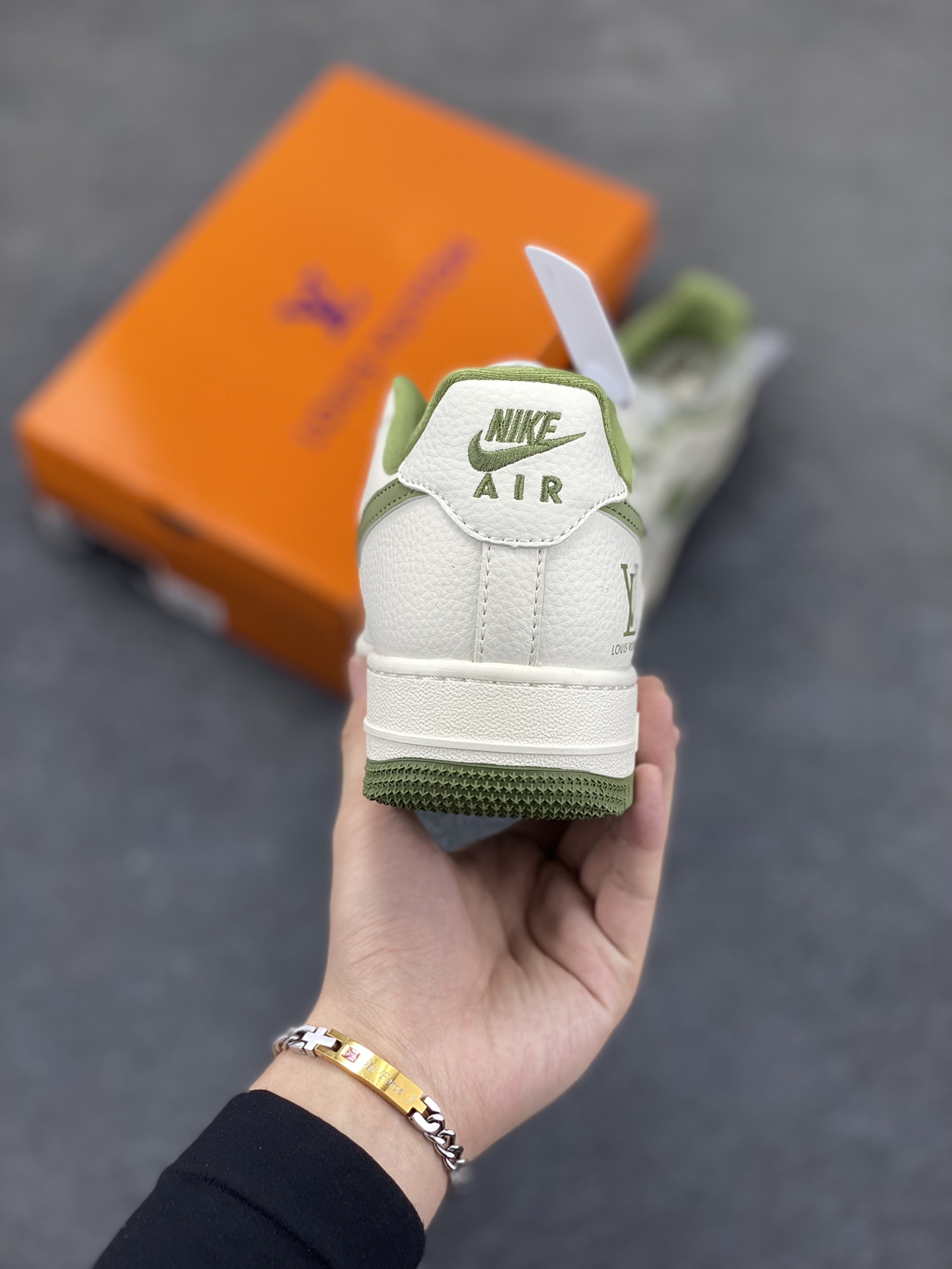 图片[4]-NIke Air Force 1 \’07 Low “LV联名——亚麻米绿勾”空军一号 低帮 运动鞋 休闲鞋 折边针车 工艺难度大 原楦头原纸板 原装鞋盒 定制五金配件 内置全掌气垫 原厂鞋底 货号：XX3168-192 尺码：36 36.5 37.5 38 38.5 39 40 40.5 41 42 42.5 43 44 44.5 45-选品中心