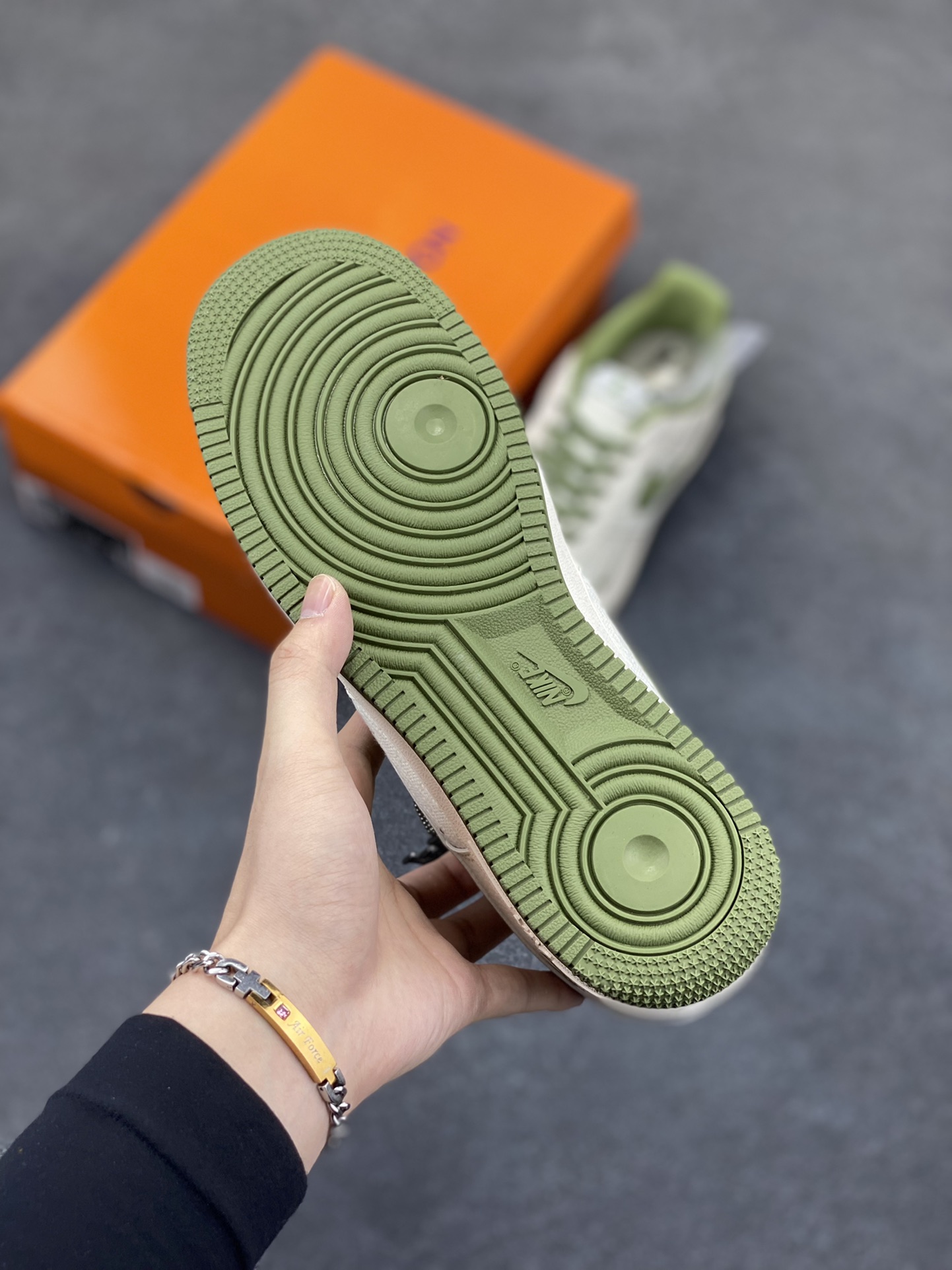 图片[5]-NIke Air Force 1 \’07 Low “LV联名——亚麻米绿勾”空军一号 低帮 运动鞋 休闲鞋 折边针车 工艺难度大 原楦头原纸板 原装鞋盒 定制五金配件 内置全掌气垫 原厂鞋底 货号：XX3168-192 尺码：36 36.5 37.5 38 38.5 39 40 40.5 41 42 42.5 43 44 44.5 45-选品中心