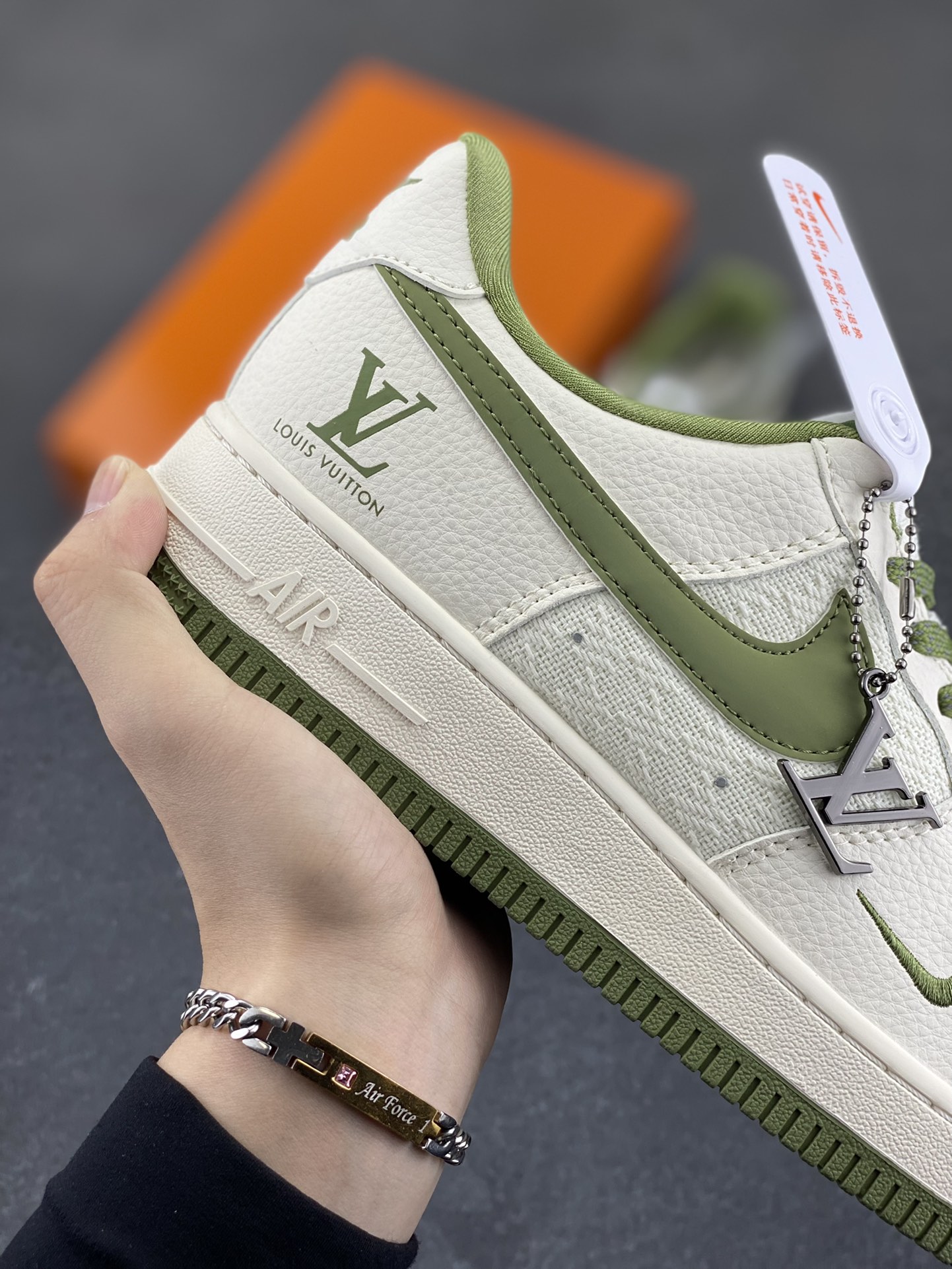图片[6]-NIke Air Force 1 \’07 Low “LV联名——亚麻米绿勾”空军一号 低帮 运动鞋 休闲鞋 折边针车 工艺难度大 原楦头原纸板 原装鞋盒 定制五金配件 内置全掌气垫 原厂鞋底 货号：XX3168-192 尺码：36 36.5 37.5 38 38.5 39 40 40.5 41 42 42.5 43 44 44.5 45-选品中心