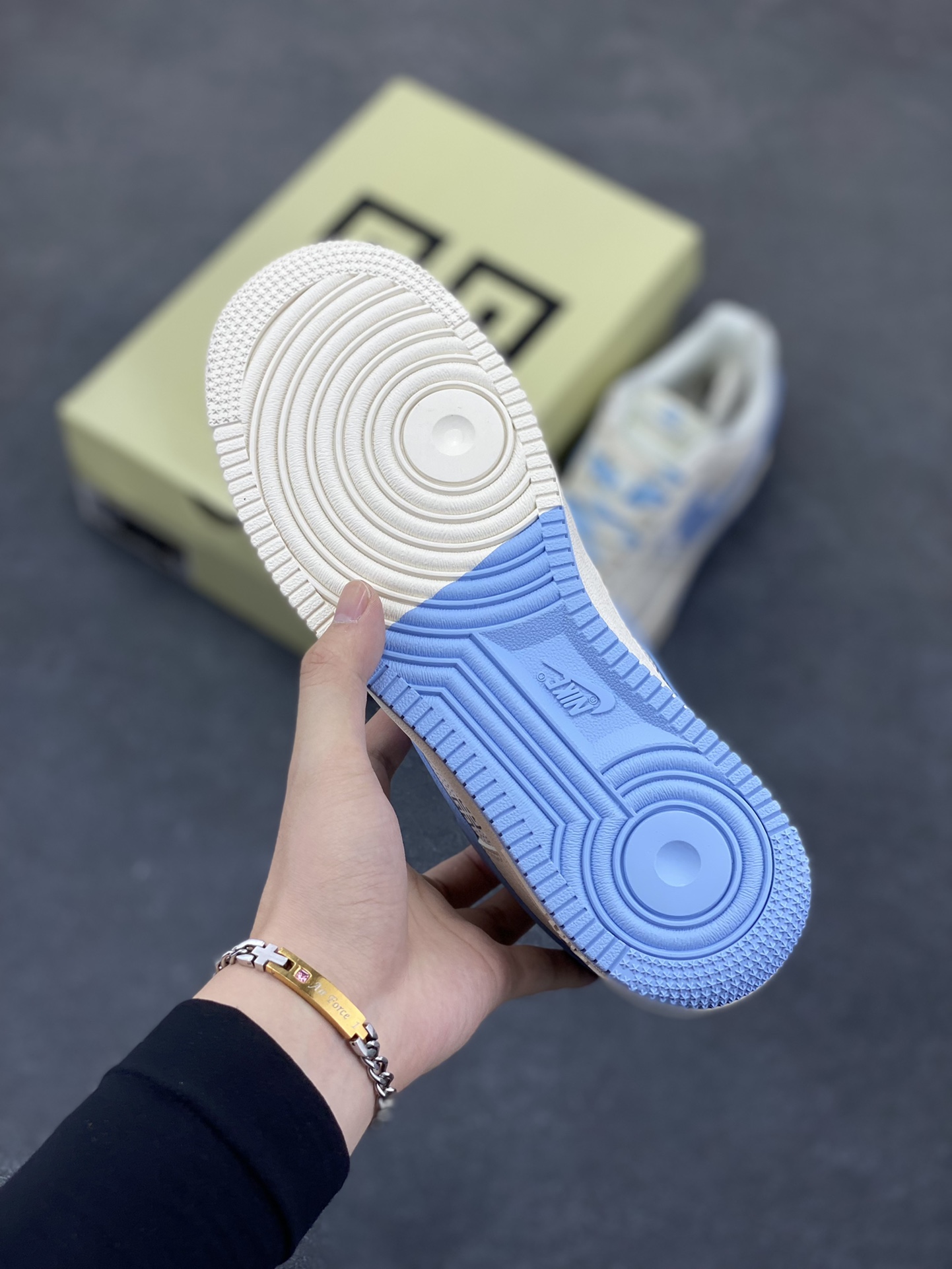 图片[5]-NIke Air Force 1 \’07 Low “GIVENCHY纪梵希联名——白蓝”空军一号 低帮 运动鞋 休闲鞋 折边针车 工艺难度大 原楦头原纸板 原装鞋盒 定制五金配件 内置全掌气垫 原厂鞋底 货号：HS8068-018 尺码：36 36.5 37.5 38 38.5 39 40 40.5 41 42 42.5 43 44 44.5 45-选品中心