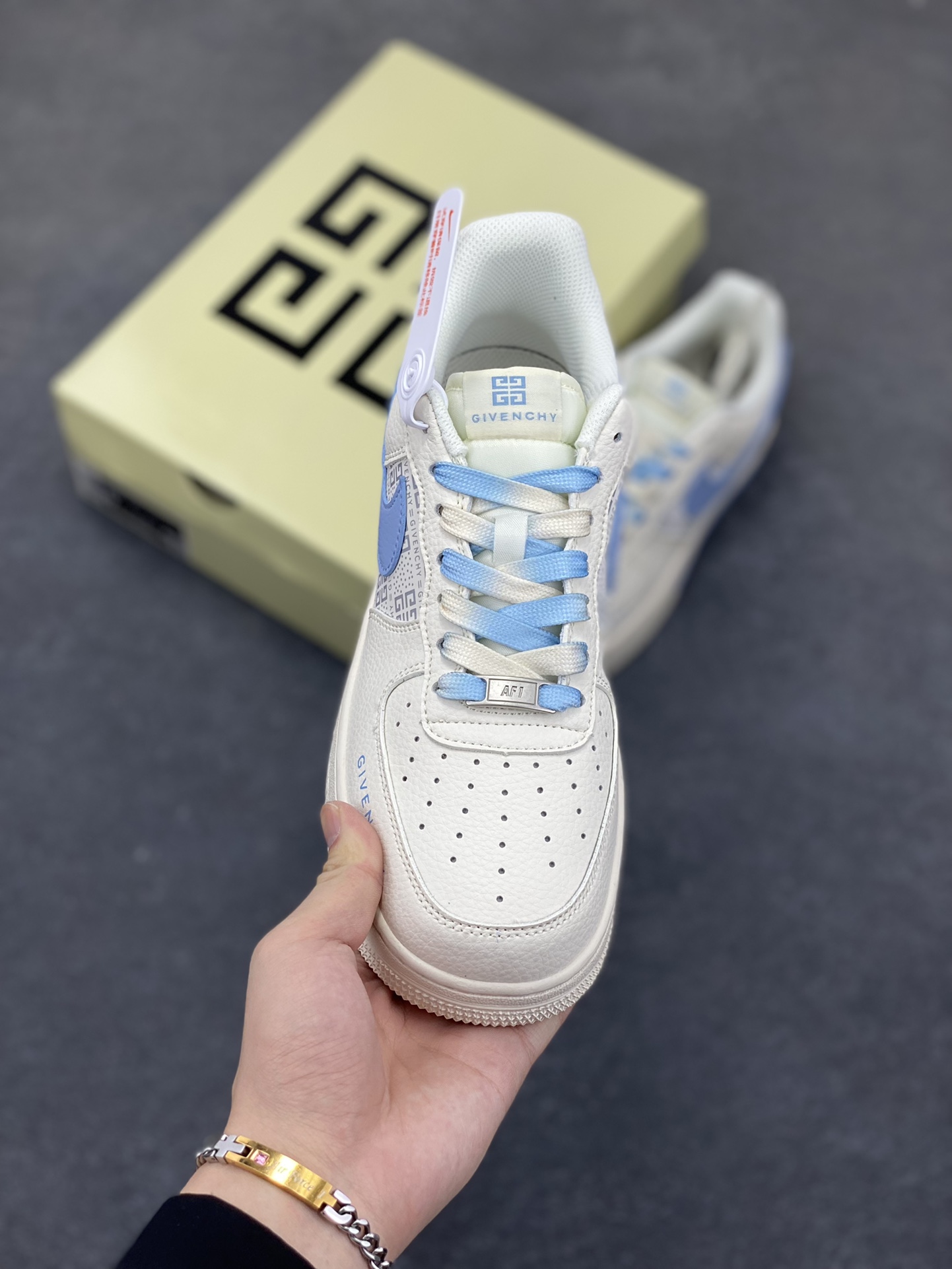 图片[2]-NIke Air Force 1 \’07 Low “GIVENCHY纪梵希联名——白蓝”空军一号 低帮 运动鞋 休闲鞋 折边针车 工艺难度大 原楦头原纸板 原装鞋盒 定制五金配件 内置全掌气垫 原厂鞋底 货号：HS8068-018 尺码：36 36.5 37.5 38 38.5 39 40 40.5 41 42 42.5 43 44 44.5 45-选品中心