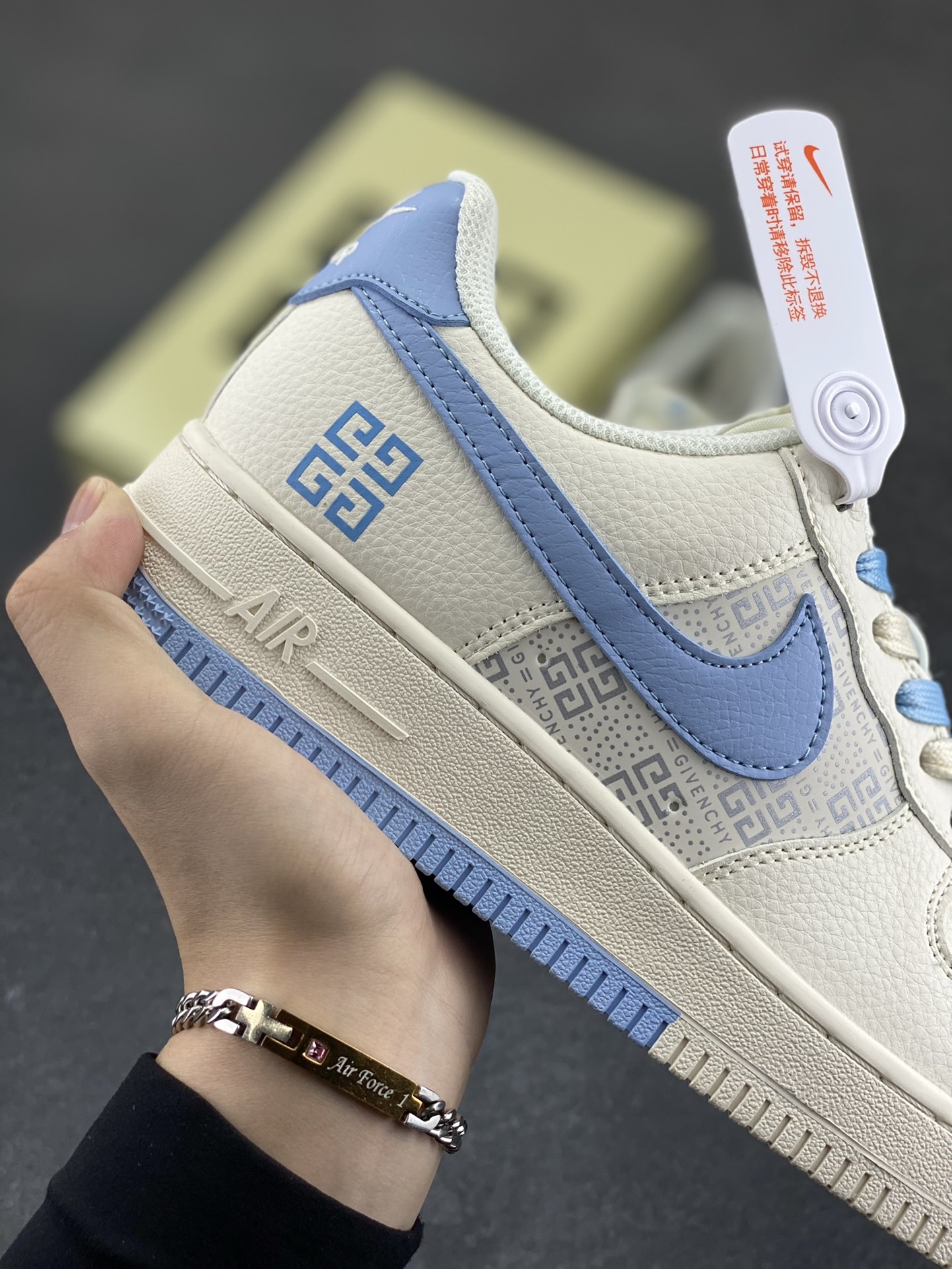 图片[6]-NIke Air Force 1 \’07 Low “GIVENCHY纪梵希联名——白蓝”空军一号 低帮 运动鞋 休闲鞋 折边针车 工艺难度大 原楦头原纸板 原装鞋盒 定制五金配件 内置全掌气垫 原厂鞋底 货号：HS8068-018 尺码：36 36.5 37.5 38 38.5 39 40 40.5 41 42 42.5 43 44 44.5 45-选品中心