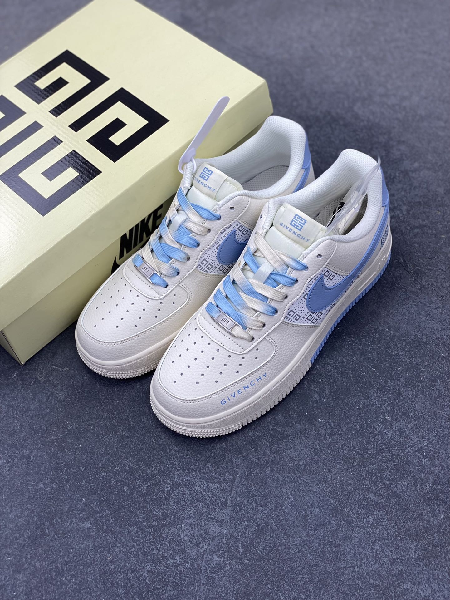 图片[8]-NIke Air Force 1 \’07 Low “GIVENCHY纪梵希联名——白蓝”空军一号 低帮 运动鞋 休闲鞋 折边针车 工艺难度大 原楦头原纸板 原装鞋盒 定制五金配件 内置全掌气垫 原厂鞋底 货号：HS8068-018 尺码：36 36.5 37.5 38 38.5 39 40 40.5 41 42 42.5 43 44 44.5 45-选品中心