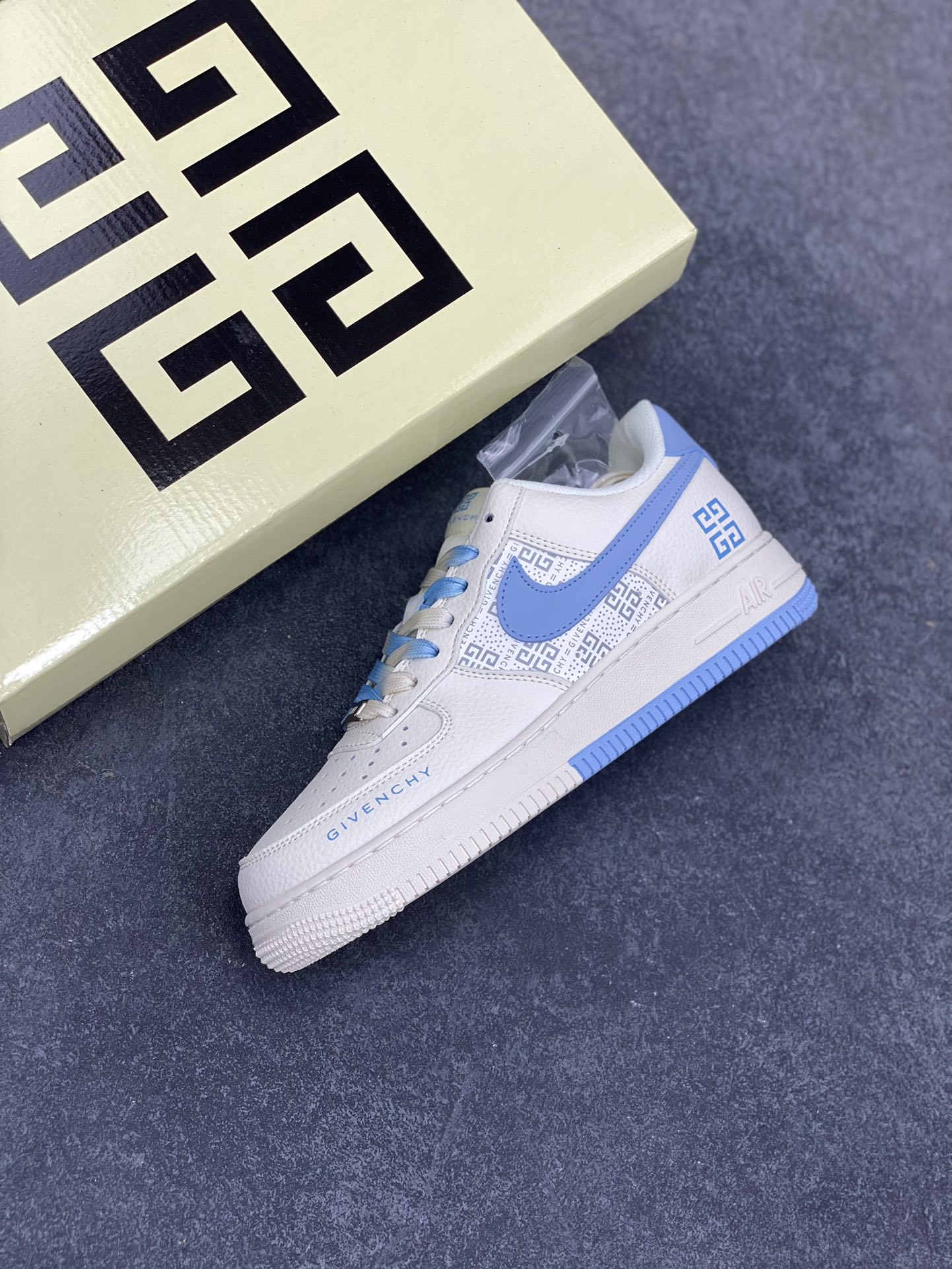 图片[7]-NIke Air Force 1 \’07 Low “GIVENCHY纪梵希联名——白蓝”空军一号 低帮 运动鞋 休闲鞋 折边针车 工艺难度大 原楦头原纸板 原装鞋盒 定制五金配件 内置全掌气垫 原厂鞋底 货号：HS8068-018 尺码：36 36.5 37.5 38 38.5 39 40 40.5 41 42 42.5 43 44 44.5 45-选品中心