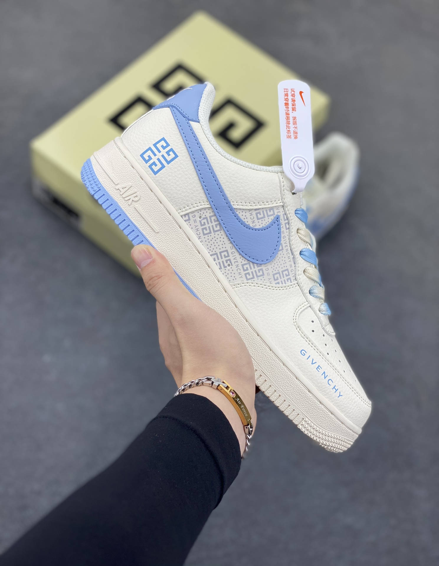 NIke Air Force 1 \’07 Low “GIVENCHY纪梵希联名——白蓝”空军一号 低帮 运动鞋 休闲鞋 折边针车 工艺难度大 原楦头原纸板 原装鞋盒 定制五金配件 内置全掌气垫 原厂鞋底 货号：HS8068-018 尺码：36 36.5 37.5 38 38.5 39 40 40.5 41 42 42.5 43 44 44.5 45-选品中心