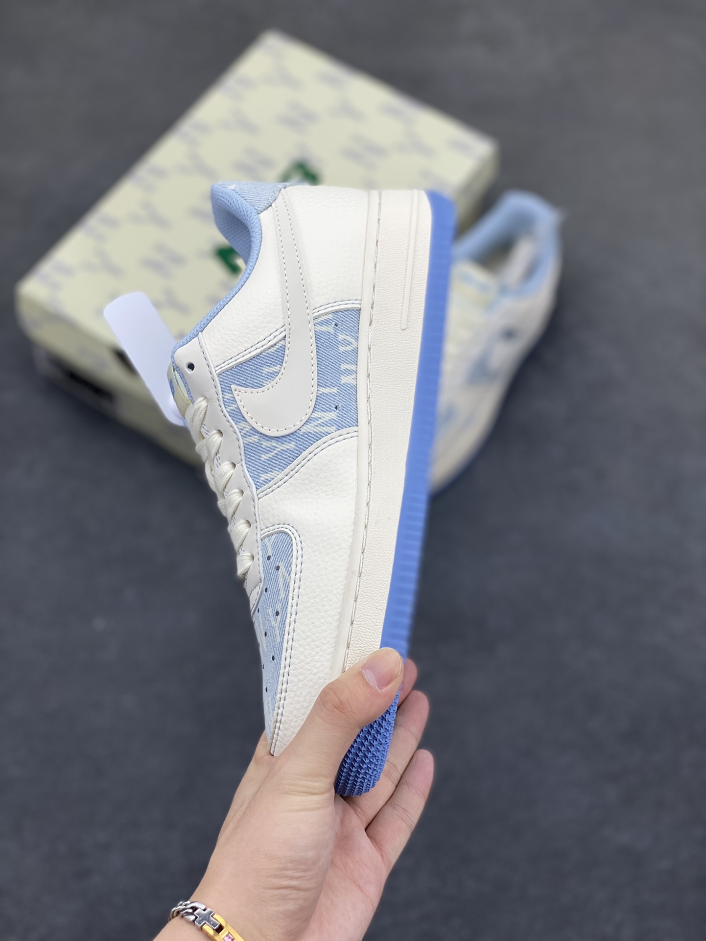 图片[3]-NIke Air Force 1 \’07 Low “MLB联名——白浅蓝”空军一号 低帮 运动鞋 休闲鞋 折边针车 工艺难度大 原楦头原纸板 原装鞋盒 定制五金配件 内置全掌气垫 原厂鞋底 货号：HS8068-016 尺码：36 36.5 37.5 38 38.5 39 40 40.5 41 42 42.5 43 44 44.5 45-选品中心