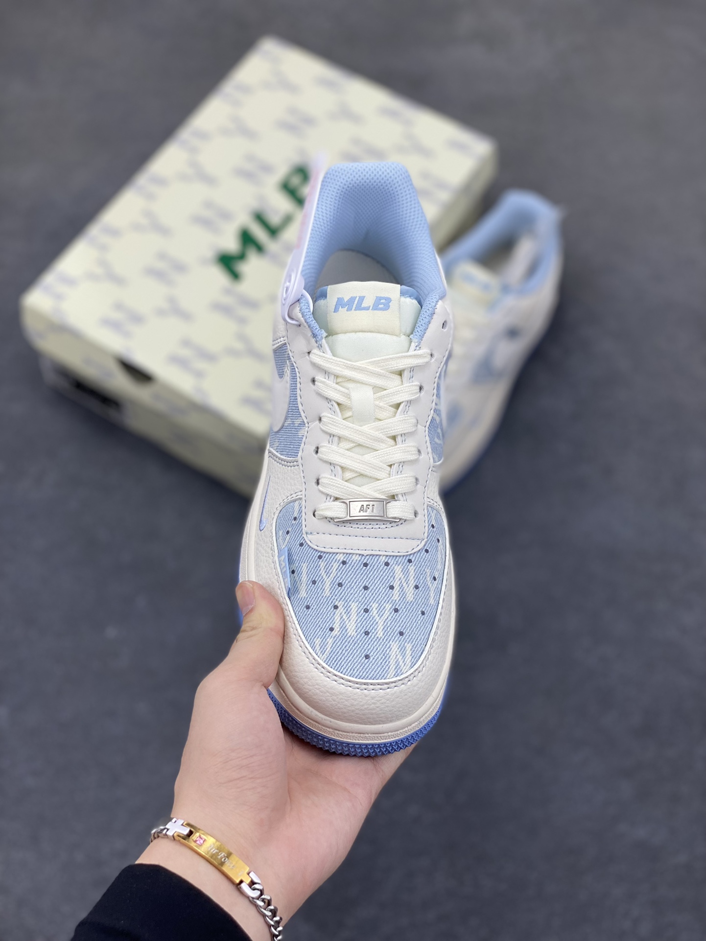 图片[2]-NIke Air Force 1 \’07 Low “MLB联名——白浅蓝”空军一号 低帮 运动鞋 休闲鞋 折边针车 工艺难度大 原楦头原纸板 原装鞋盒 定制五金配件 内置全掌气垫 原厂鞋底 货号：HS8068-016 尺码：36 36.5 37.5 38 38.5 39 40 40.5 41 42 42.5 43 44 44.5 45-选品中心