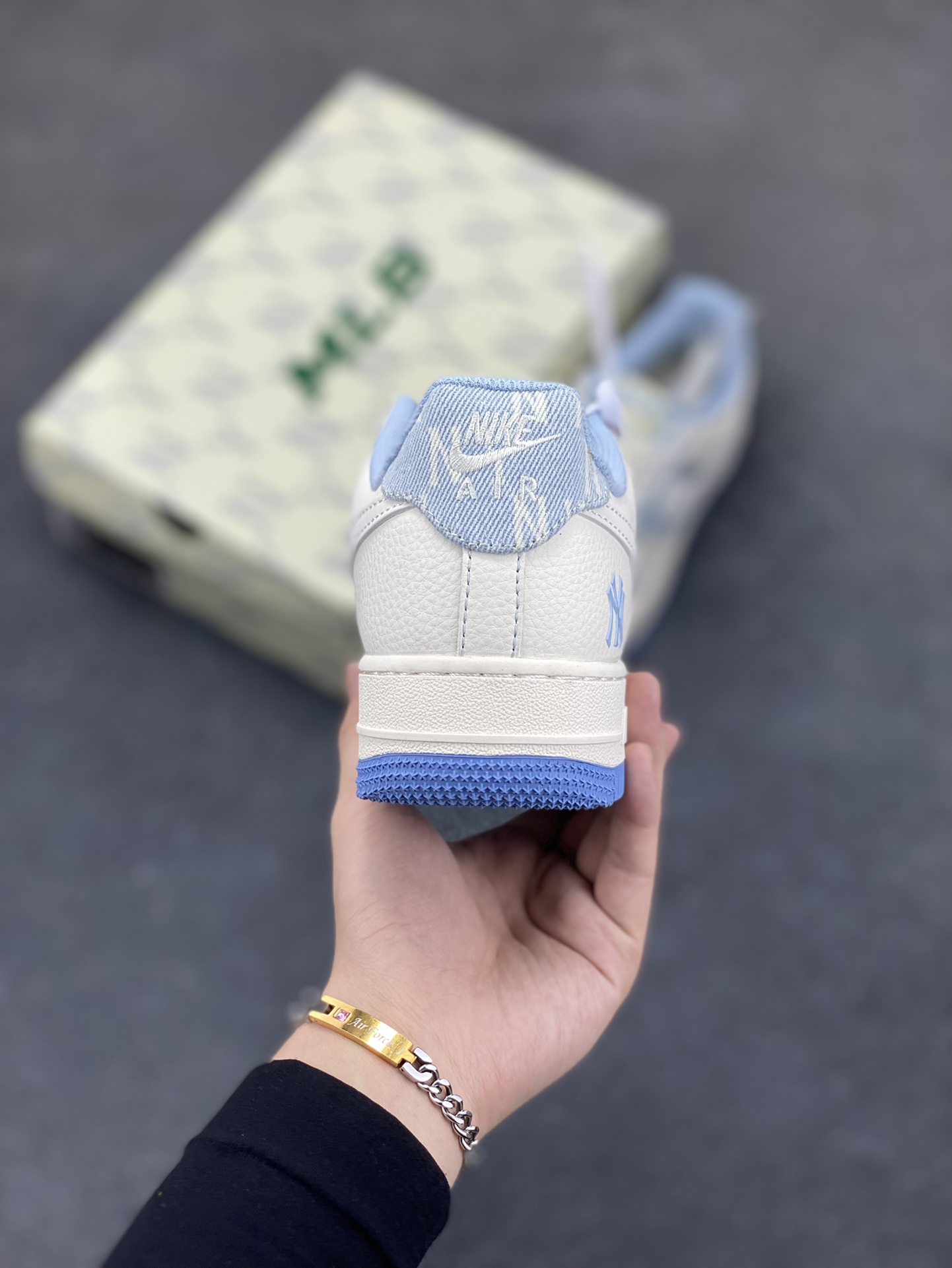 图片[4]-NIke Air Force 1 \’07 Low “MLB联名——白浅蓝”空军一号 低帮 运动鞋 休闲鞋 折边针车 工艺难度大 原楦头原纸板 原装鞋盒 定制五金配件 内置全掌气垫 原厂鞋底 货号：HS8068-016 尺码：36 36.5 37.5 38 38.5 39 40 40.5 41 42 42.5 43 44 44.5 45-选品中心