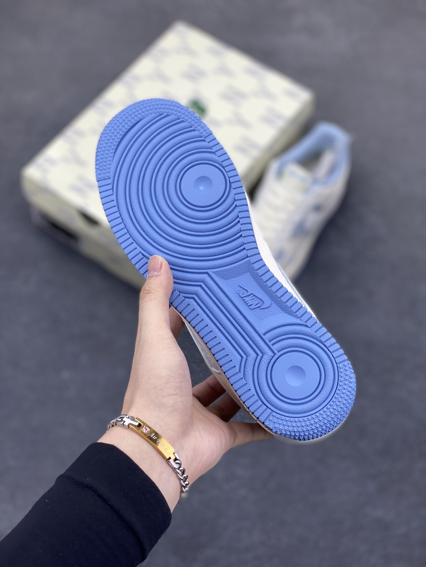 图片[6]-NIke Air Force 1 \’07 Low “MLB联名——白浅蓝”空军一号 低帮 运动鞋 休闲鞋 折边针车 工艺难度大 原楦头原纸板 原装鞋盒 定制五金配件 内置全掌气垫 原厂鞋底 货号：HS8068-016 尺码：36 36.5 37.5 38 38.5 39 40 40.5 41 42 42.5 43 44 44.5 45-选品中心