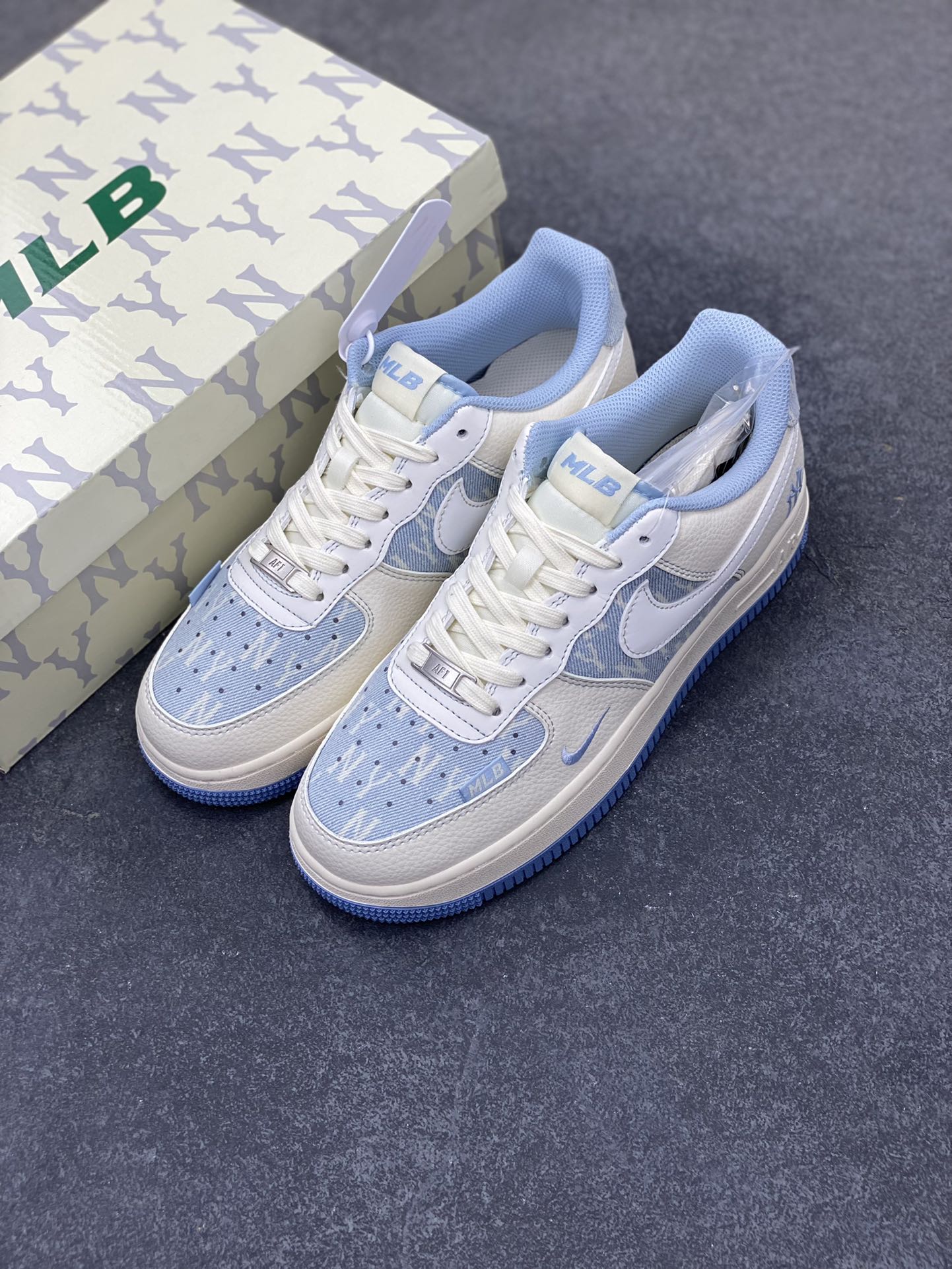 图片[8]-NIke Air Force 1 \’07 Low “MLB联名——白浅蓝”空军一号 低帮 运动鞋 休闲鞋 折边针车 工艺难度大 原楦头原纸板 原装鞋盒 定制五金配件 内置全掌气垫 原厂鞋底 货号：HS8068-016 尺码：36 36.5 37.5 38 38.5 39 40 40.5 41 42 42.5 43 44 44.5 45-选品中心